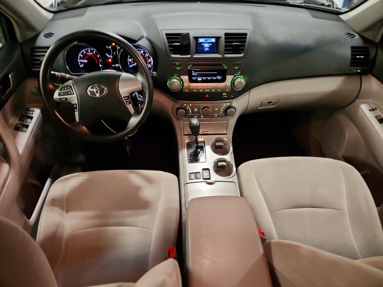 2012 Toyota Highlander Base Silver vin: 5TDBK3EH2CS123531