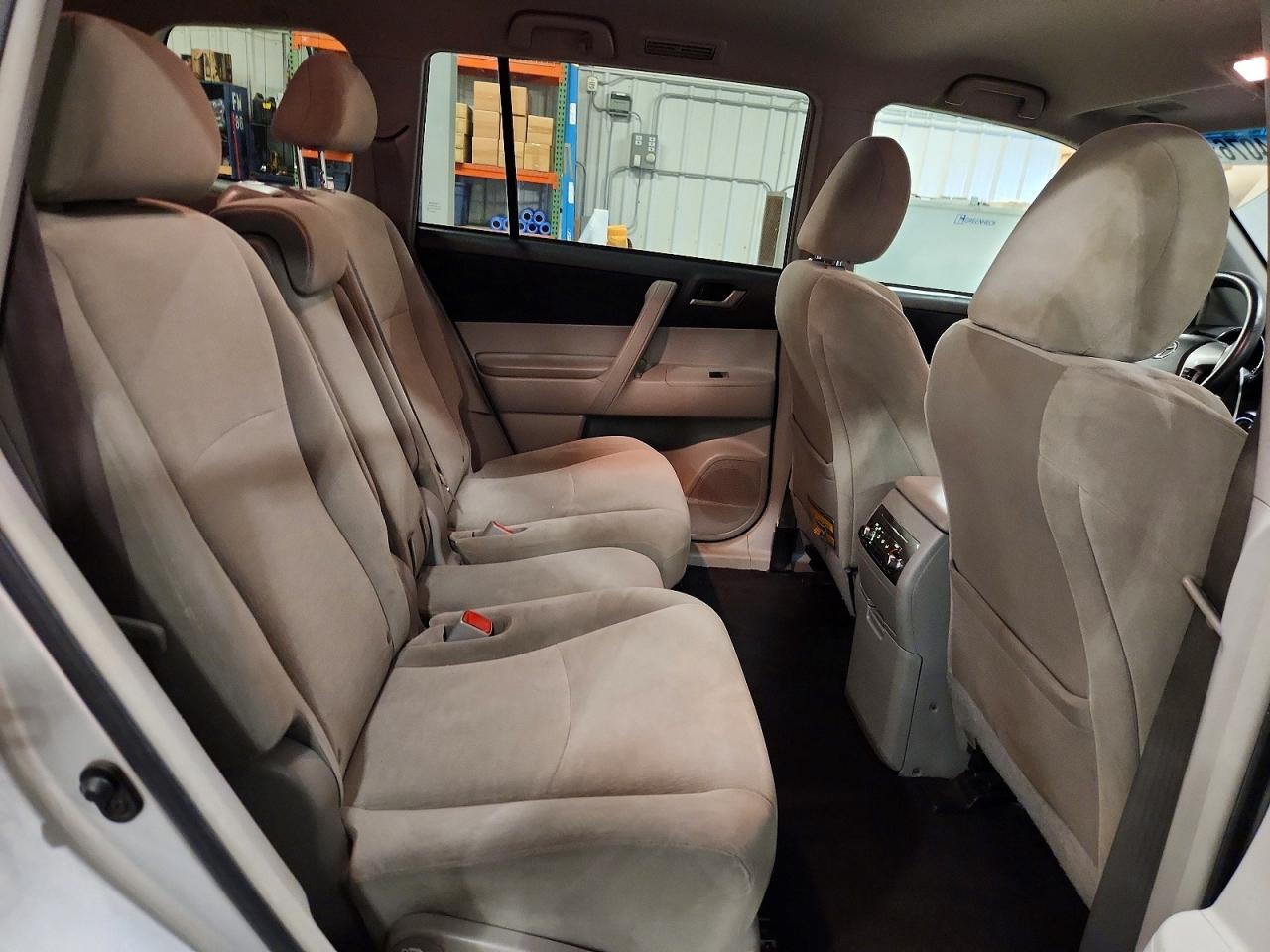 2012 Toyota Highlander Base Silver vin: 5TDBK3EH2CS123531