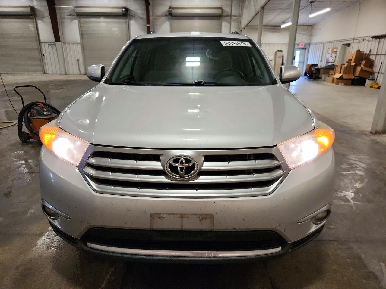 2012 Toyota Highlander Base Silver vin: 5TDBK3EH2CS123531