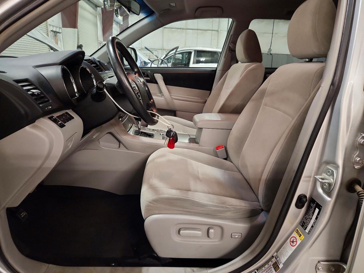 2012 Toyota Highlander Base Silver vin: 5TDBK3EH2CS123531