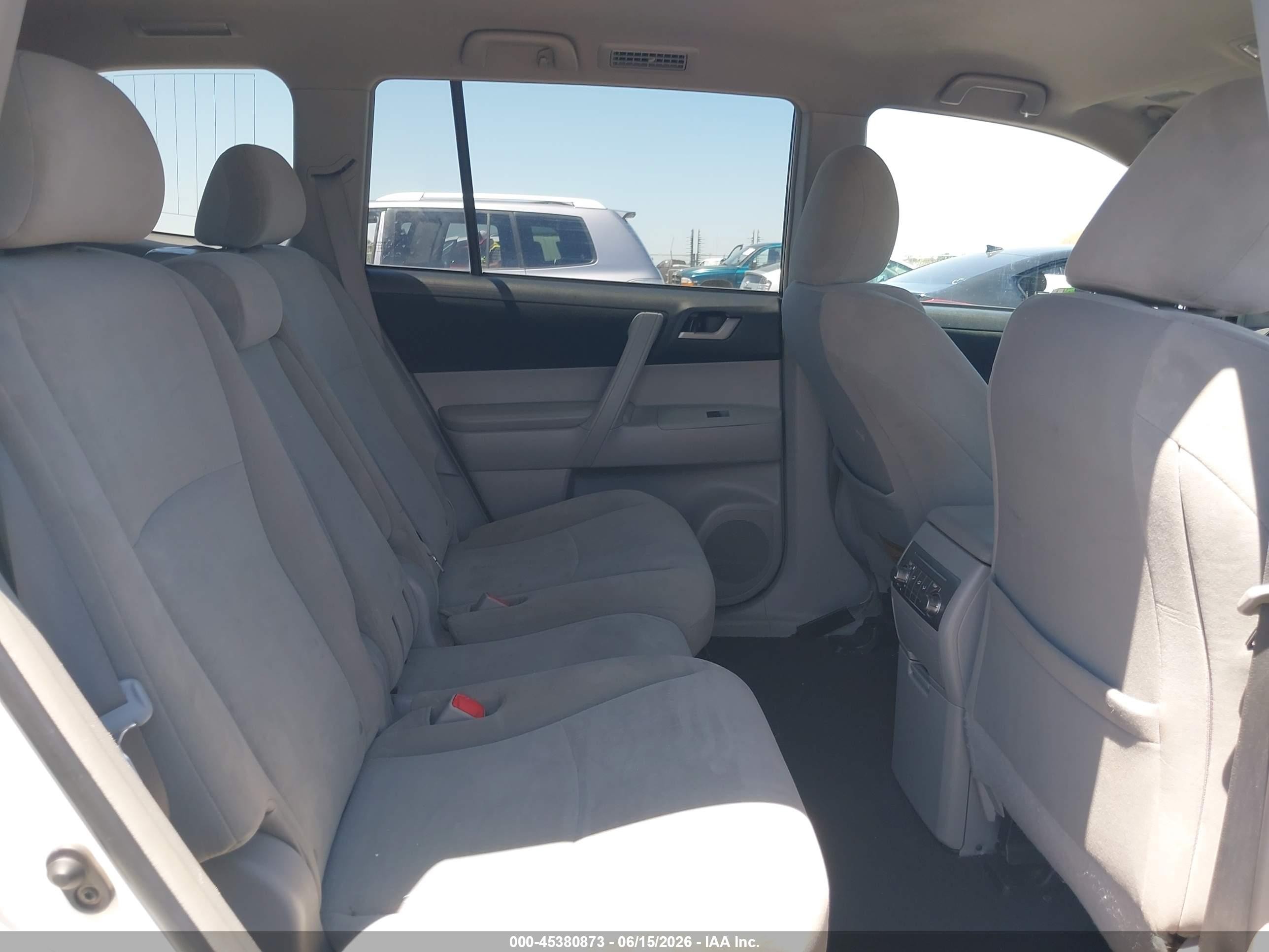 2012 Toyota Highlander Base V6 White vin: 5TDBK3EH2CS143455