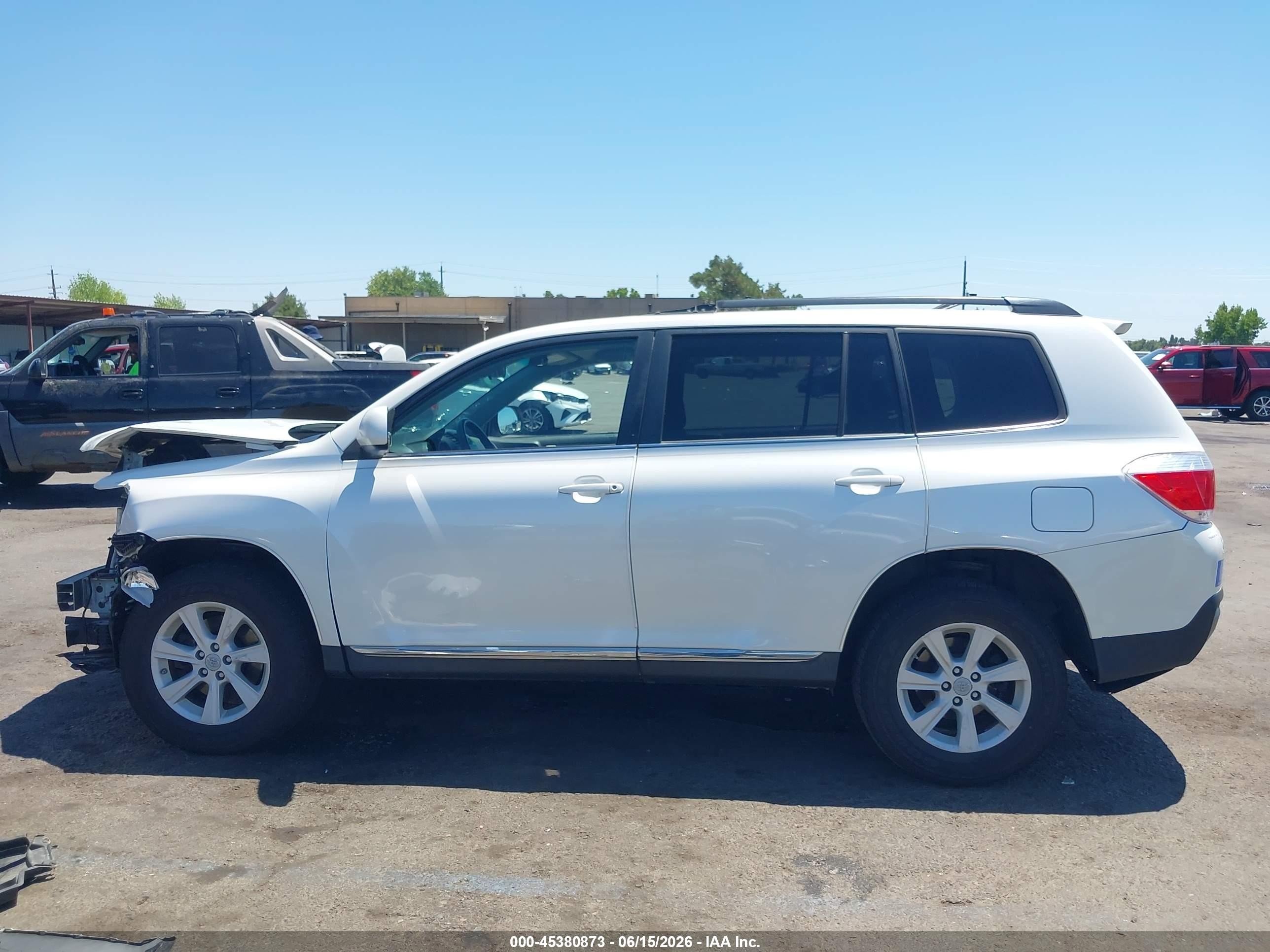 2012 Toyota Highlander Base V6 White vin: 5TDBK3EH2CS143455