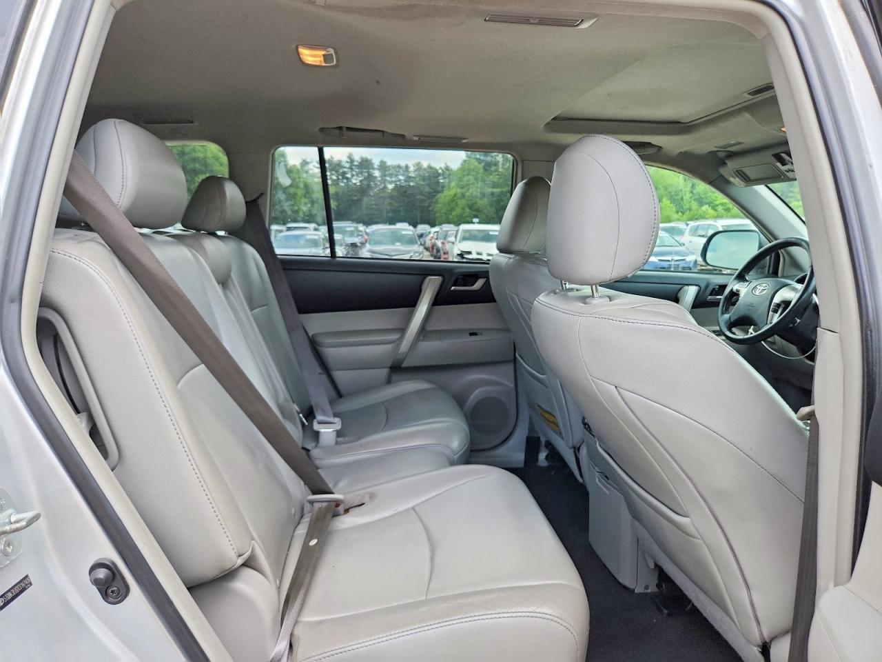 2012 Toyota Highlander Se Silver vin: 5TDBK3EH2CS147408
