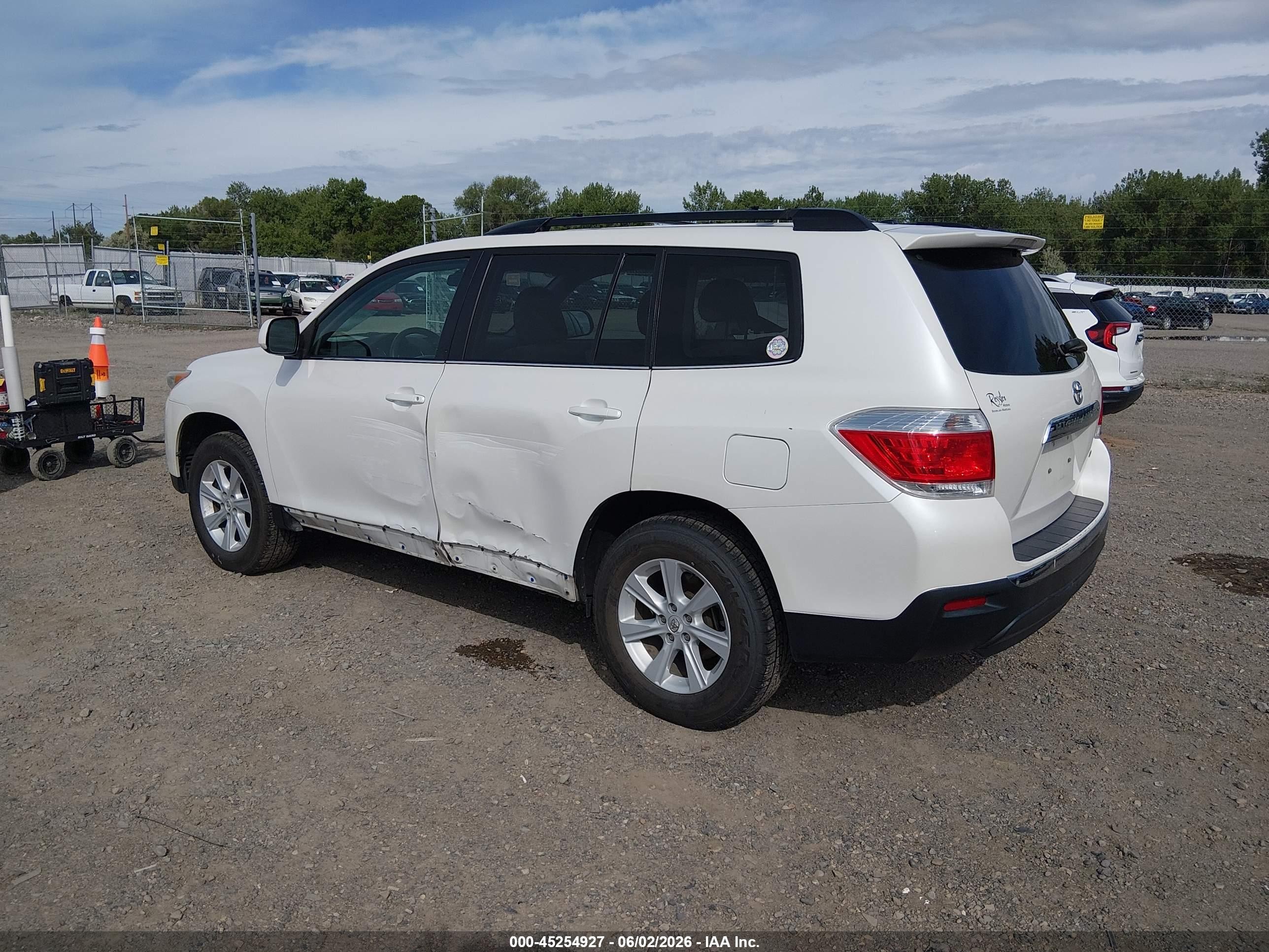 2012 Toyota Highlander Base V6 White vin: 5TDBK3EH2CS165696
