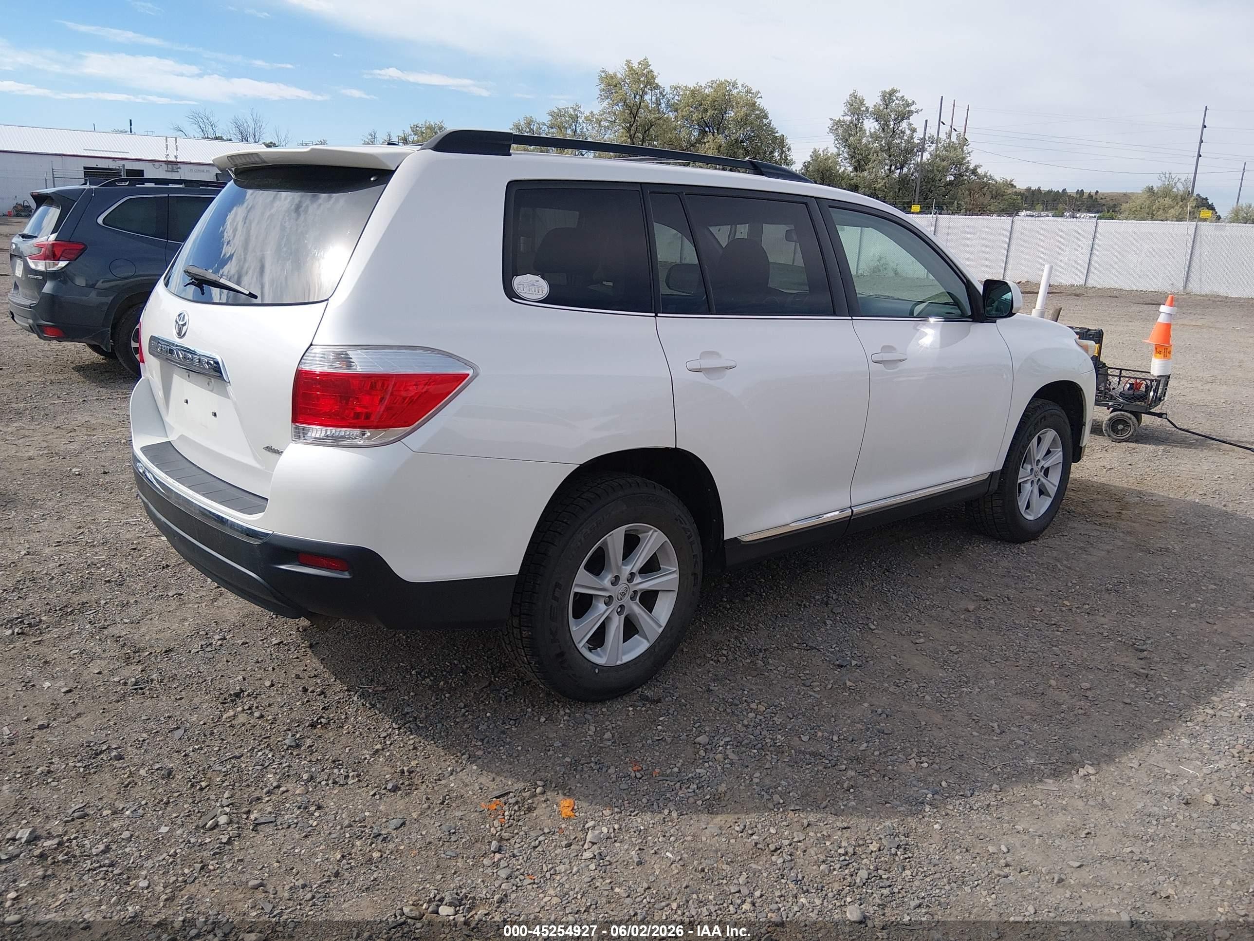 2012 Toyota Highlander Base V6 White vin: 5TDBK3EH2CS165696