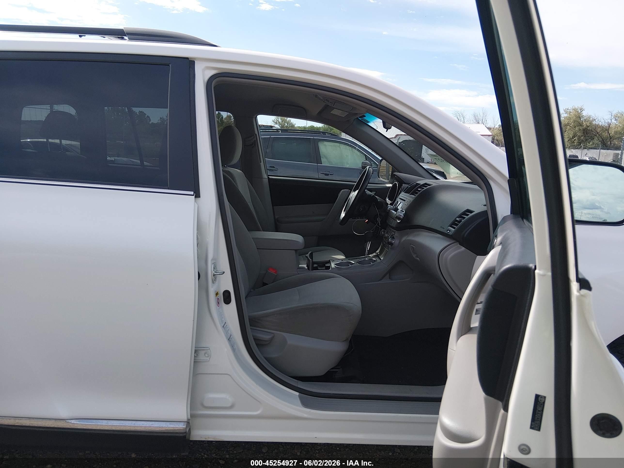 2012 Toyota Highlander Base V6 White vin: 5TDBK3EH2CS165696
