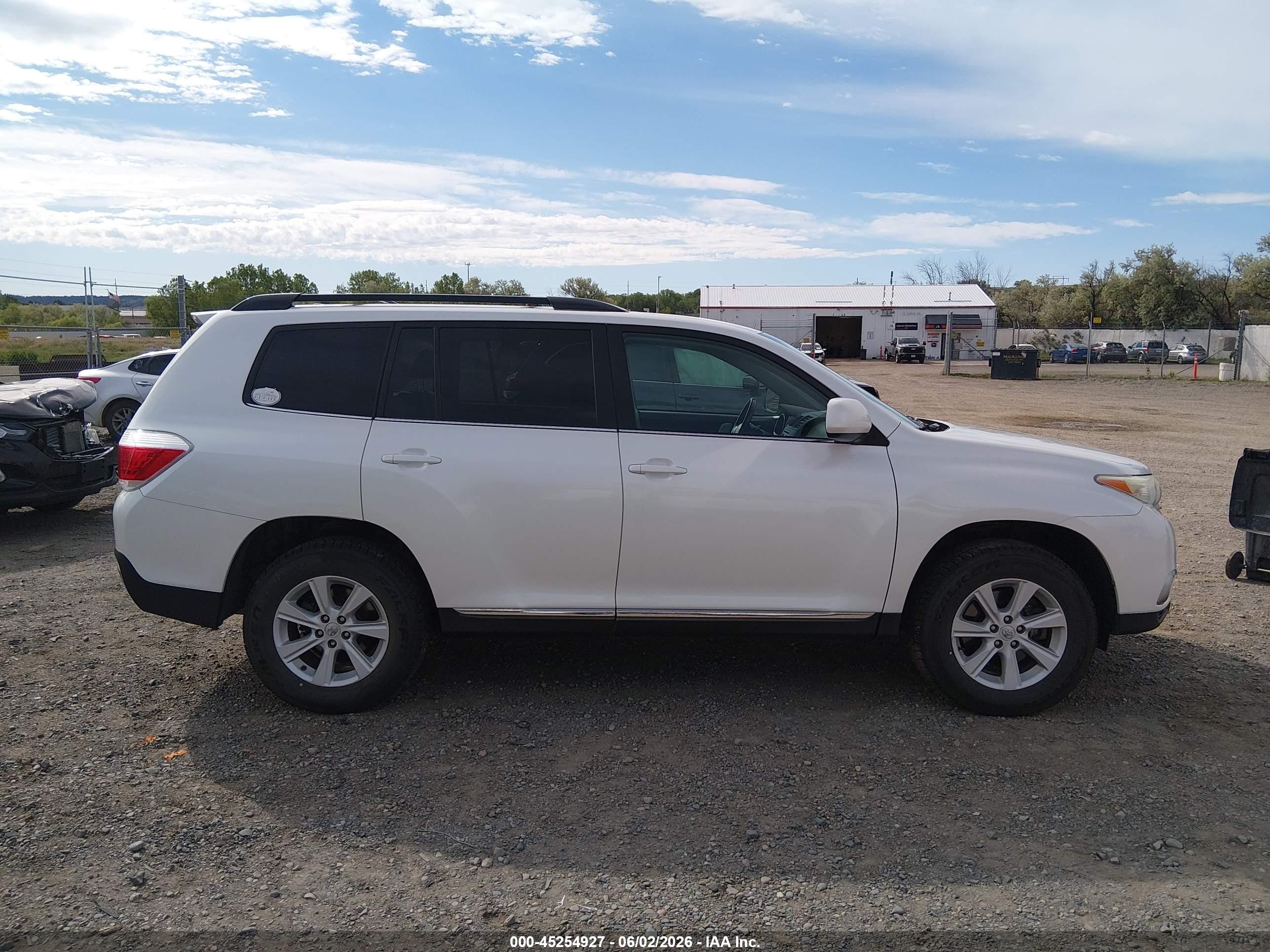 2012 Toyota Highlander Base V6 White vin: 5TDBK3EH2CS165696