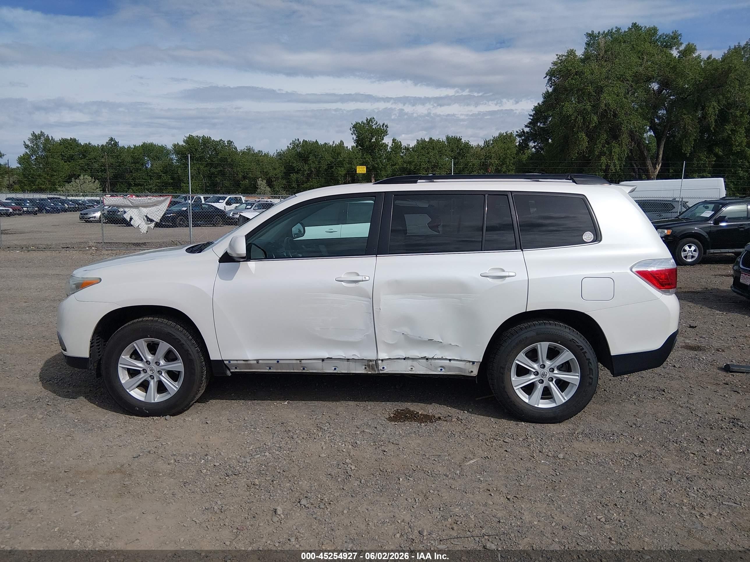 2012 Toyota Highlander Base V6 White vin: 5TDBK3EH2CS165696