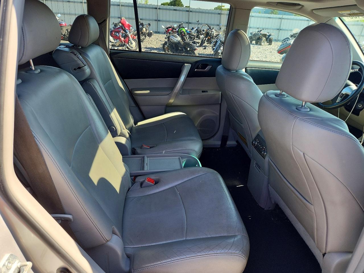 2012 Toyota Highlander Se Silver vin: 5TDBK3EH2CS169702