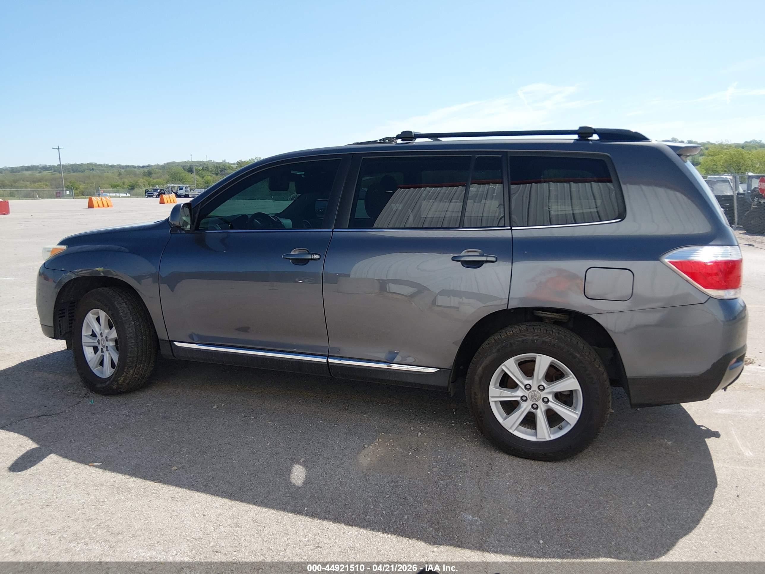 2013 Toyota Highlander Base V6 Gray vin: 5TDBK3EH2DS179373