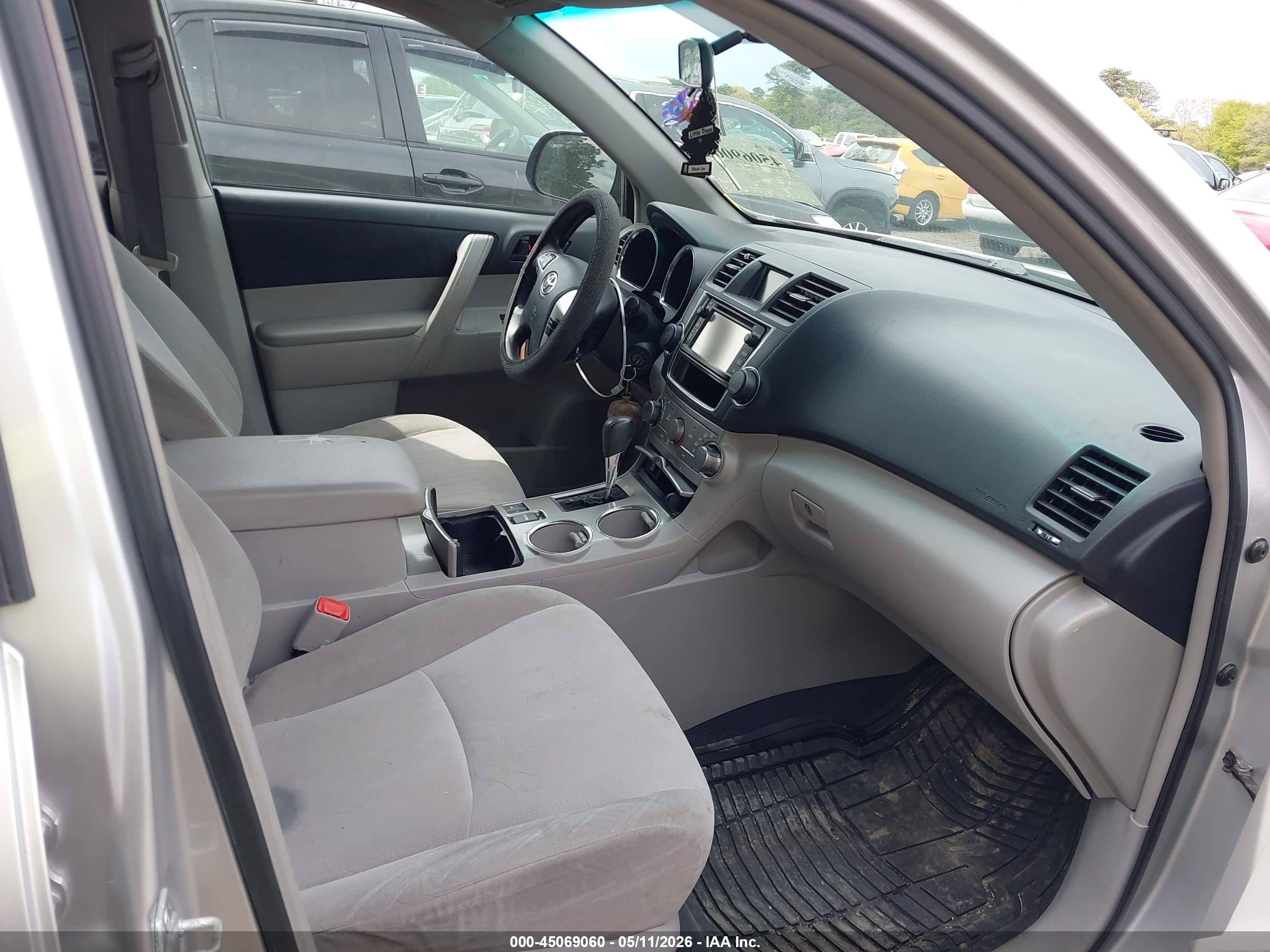 2013 Toyota Highlander Base V6 Silver vin: 5TDBK3EH2DS213148