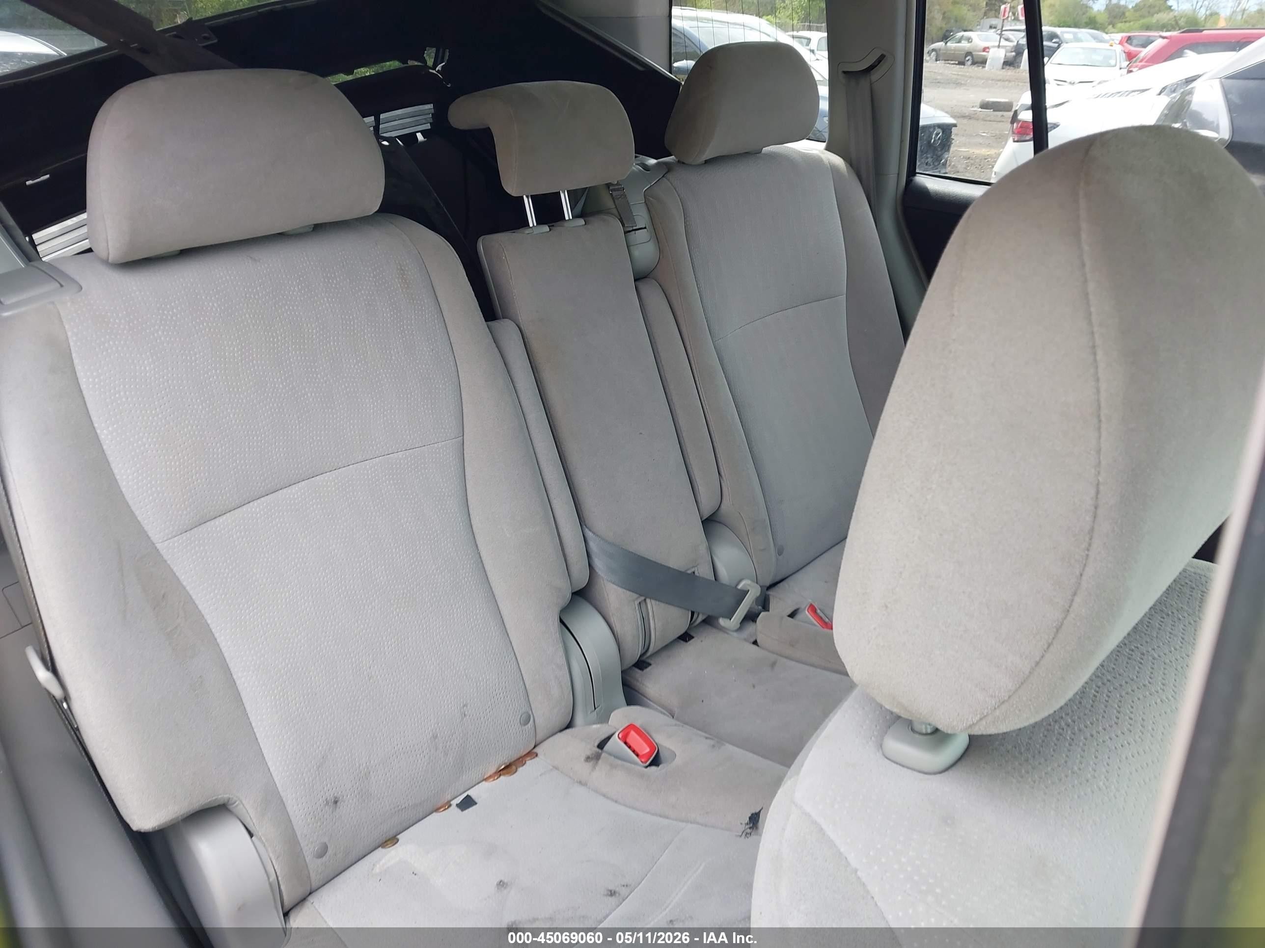2013 Toyota Highlander Base V6 Silver vin: 5TDBK3EH2DS213148