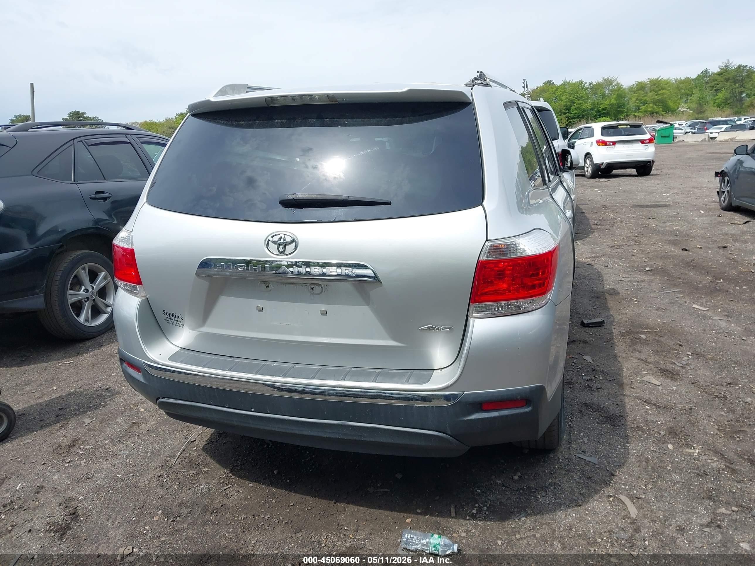 2013 Toyota Highlander Base V6 Silver vin: 5TDBK3EH2DS213148