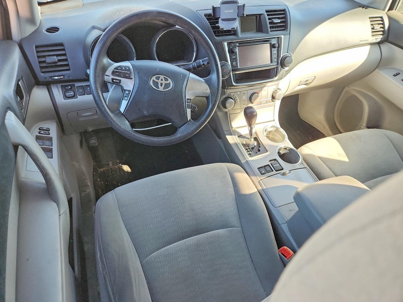 2013 Toyota Highlander Plus Burgundy vin: 5TDBK3EH2DS218057