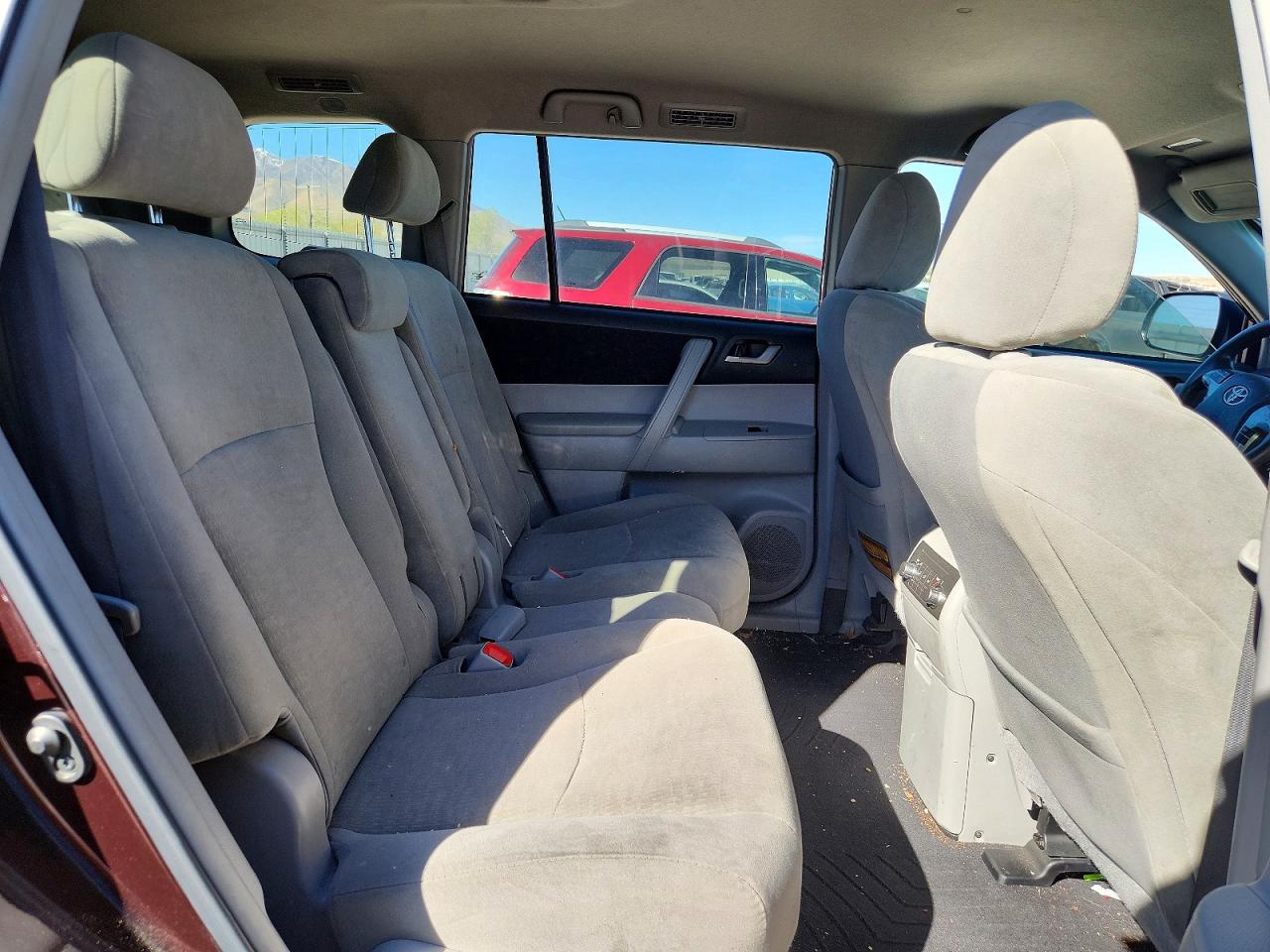 2013 Toyota Highlander Plus Burgundy vin: 5TDBK3EH2DS218057