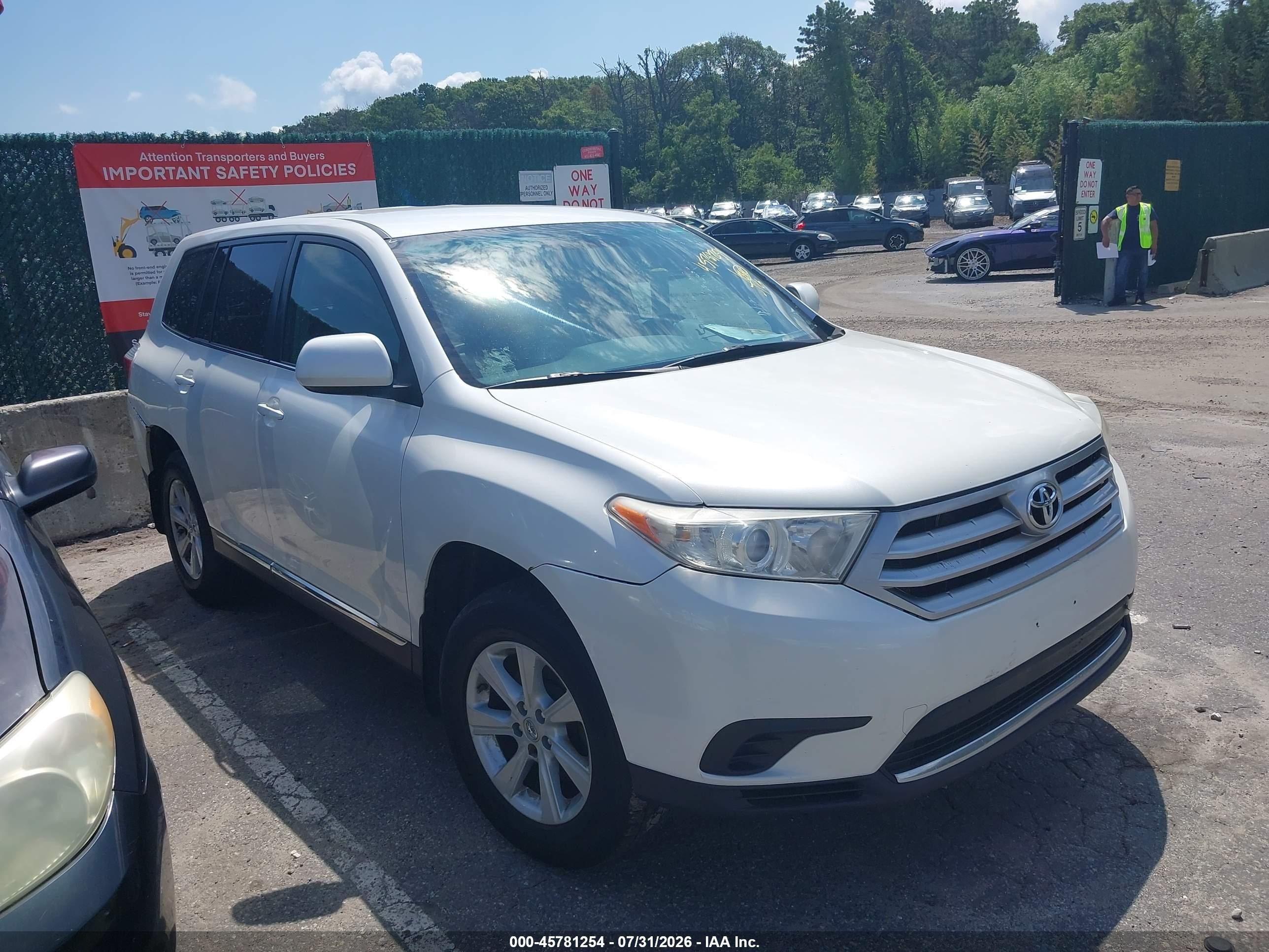 2013 Toyota Highlander Base V6 White vin: 5TDBK3EH2DS265136