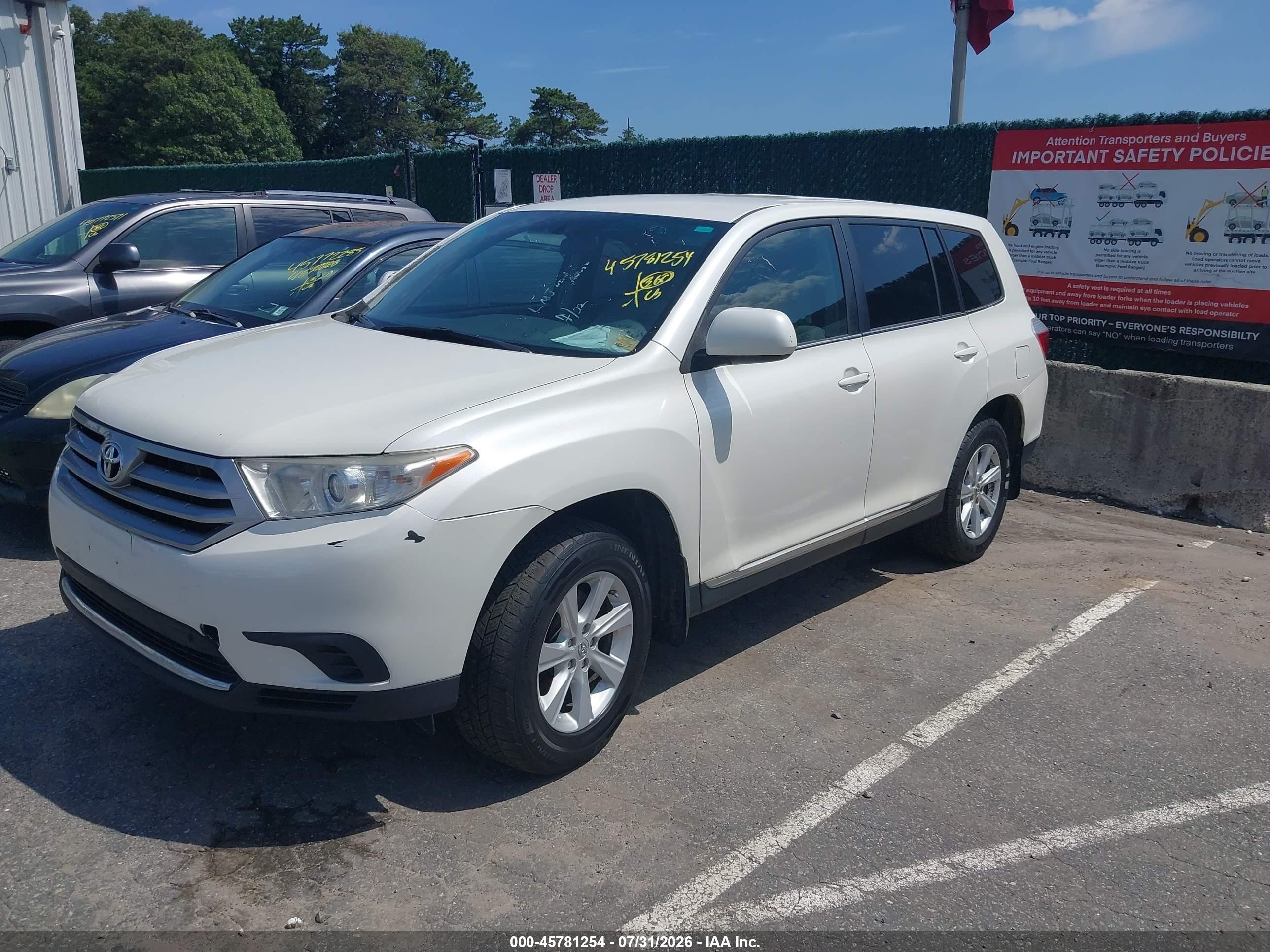 2013 Toyota Highlander Base V6 White vin: 5TDBK3EH2DS265136