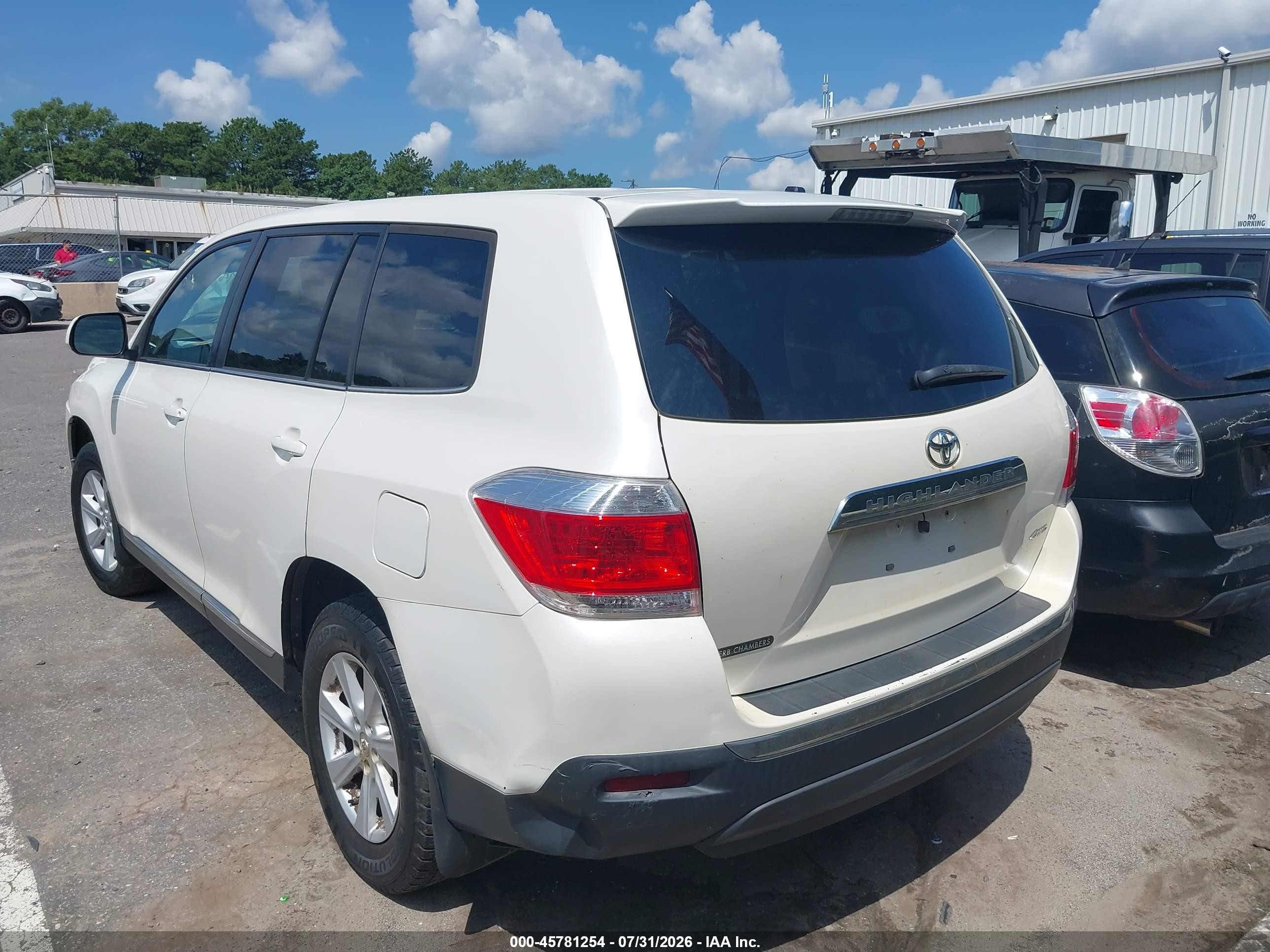2013 Toyota Highlander Base V6 White vin: 5TDBK3EH2DS265136