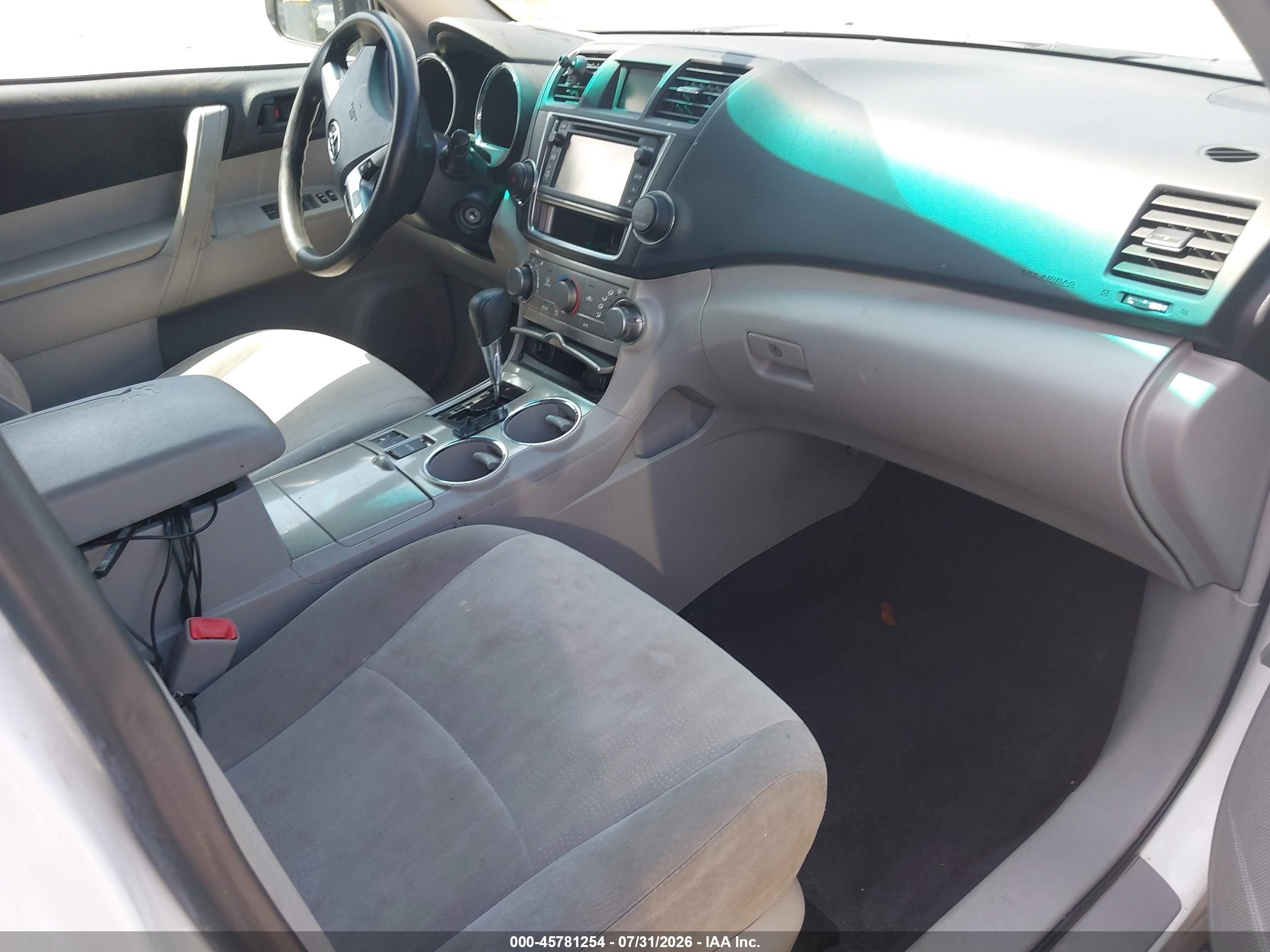 2013 Toyota Highlander Base V6 White vin: 5TDBK3EH2DS265136