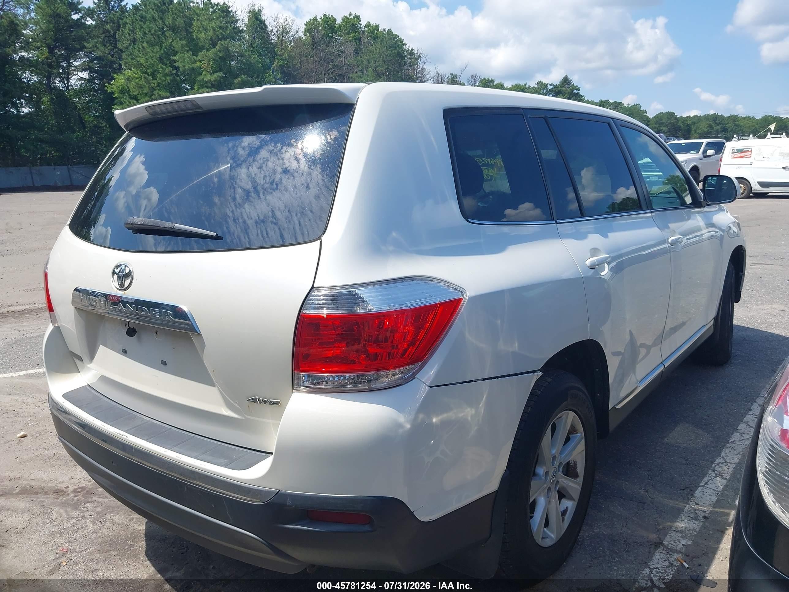 2013 Toyota Highlander Base V6 White vin: 5TDBK3EH2DS265136