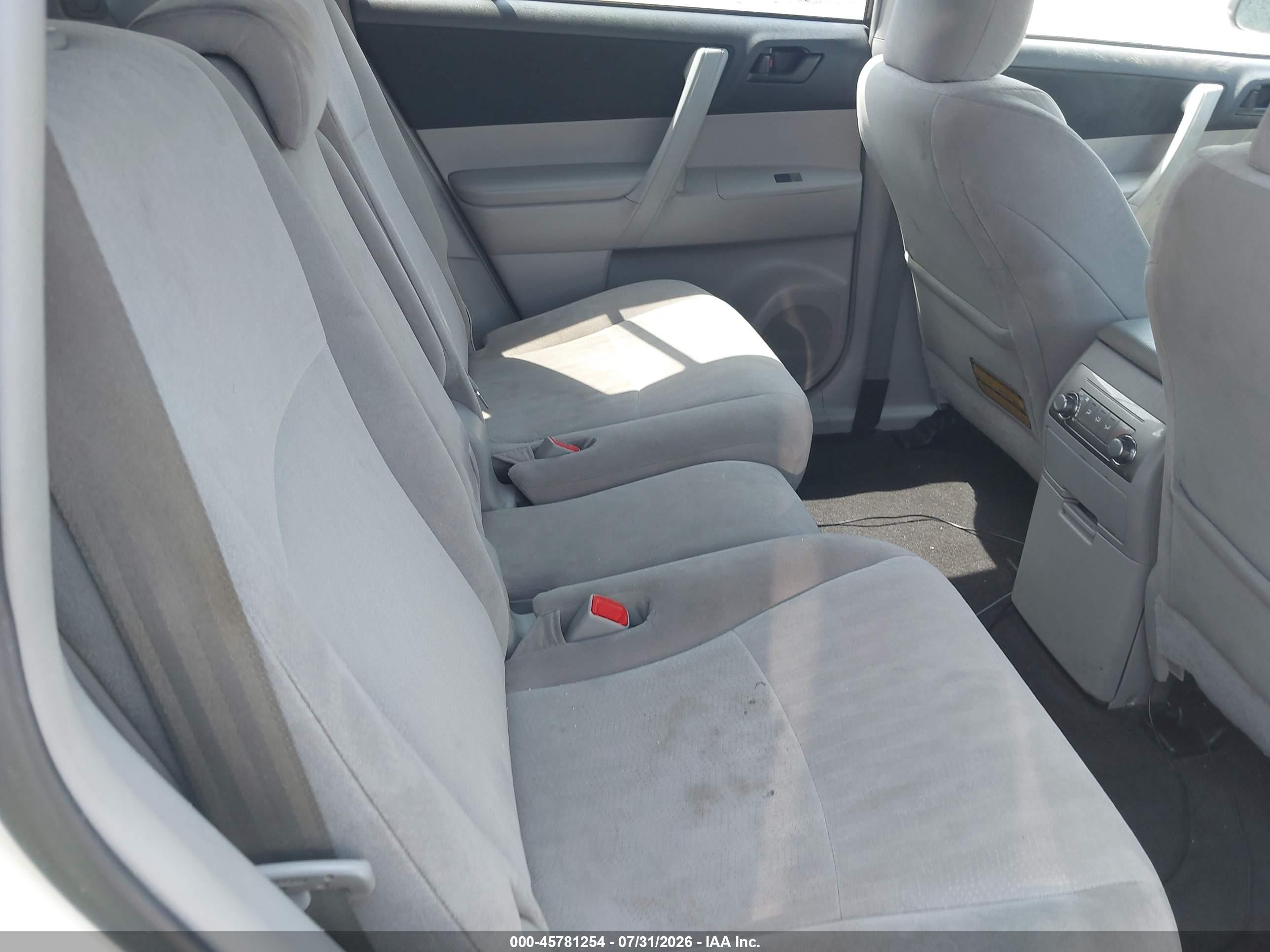 2013 Toyota Highlander Base V6 White vin: 5TDBK3EH2DS265136