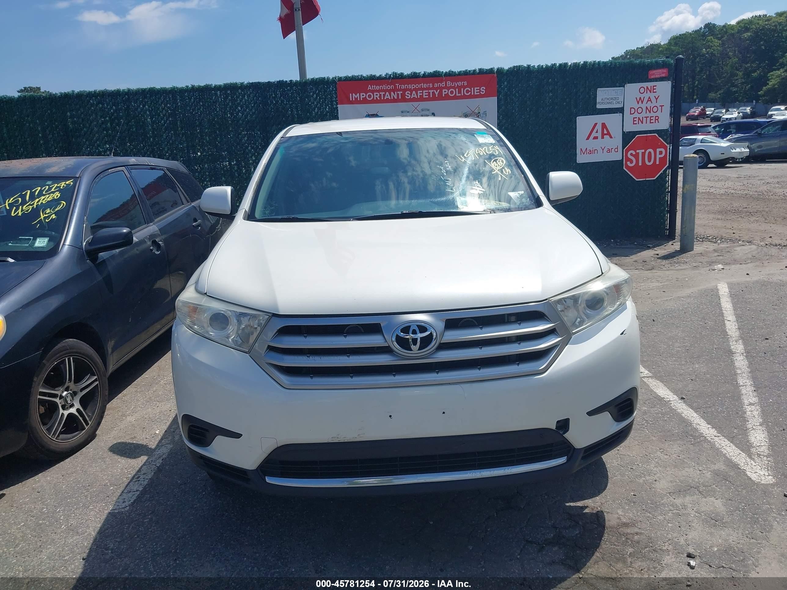 2013 Toyota Highlander Base V6 White vin: 5TDBK3EH2DS265136