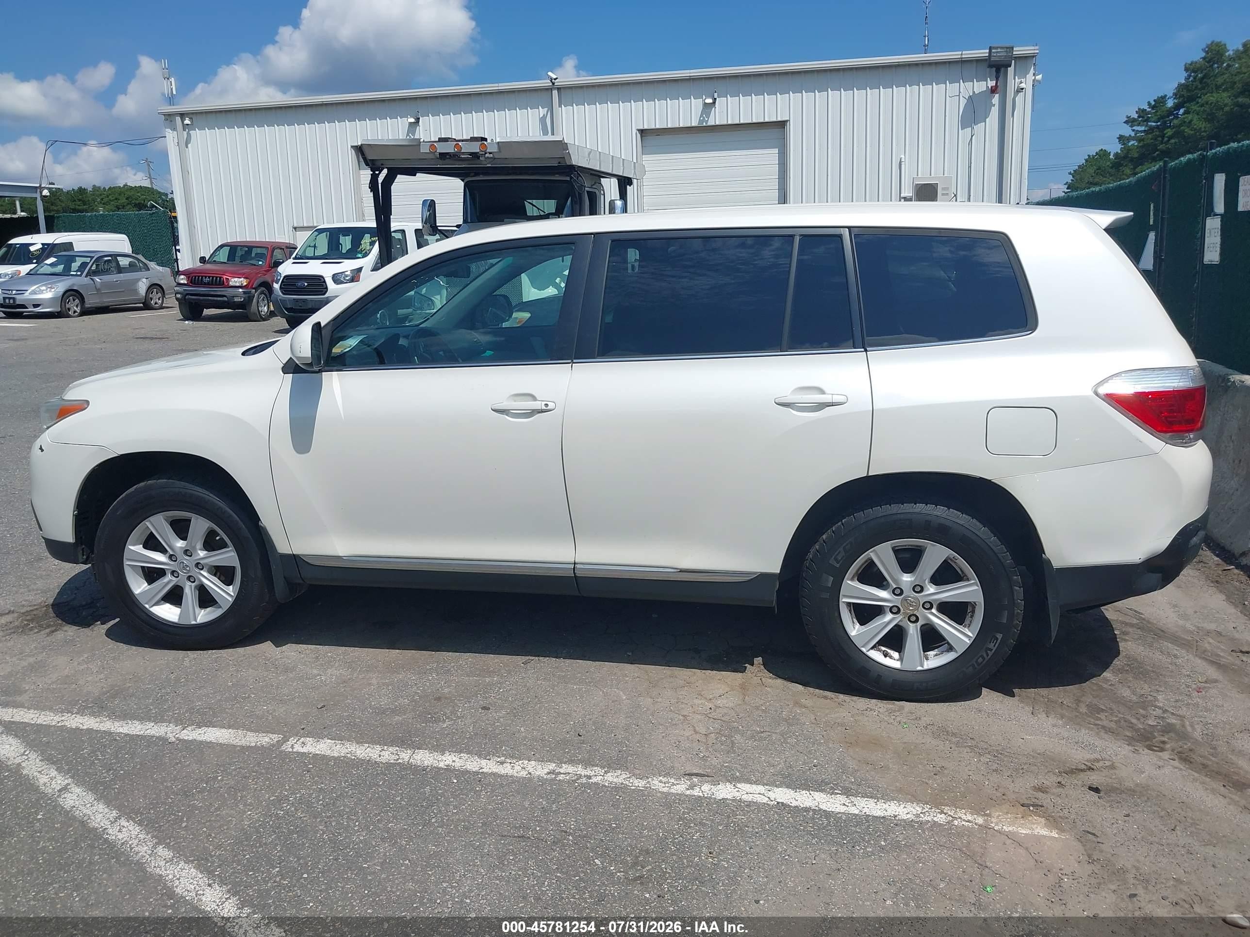 2013 Toyota Highlander Base V6 White vin: 5TDBK3EH2DS265136