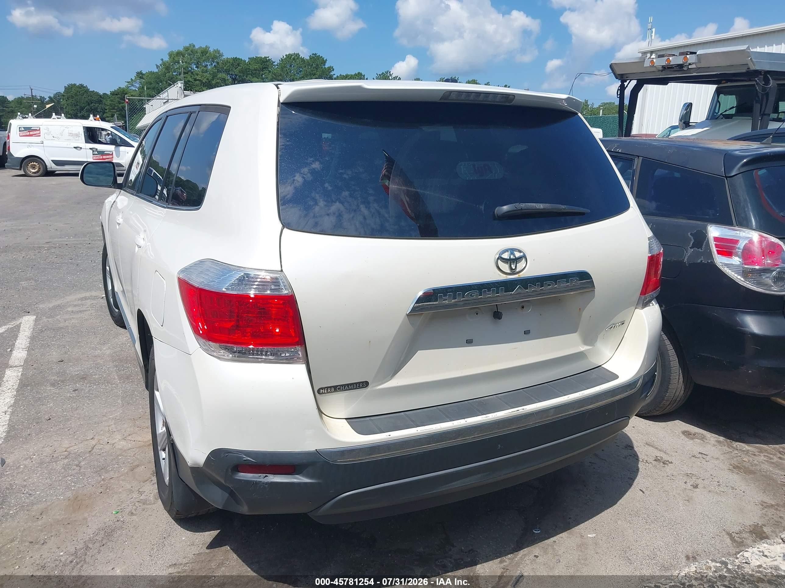 2013 Toyota Highlander Base V6 White vin: 5TDBK3EH2DS265136