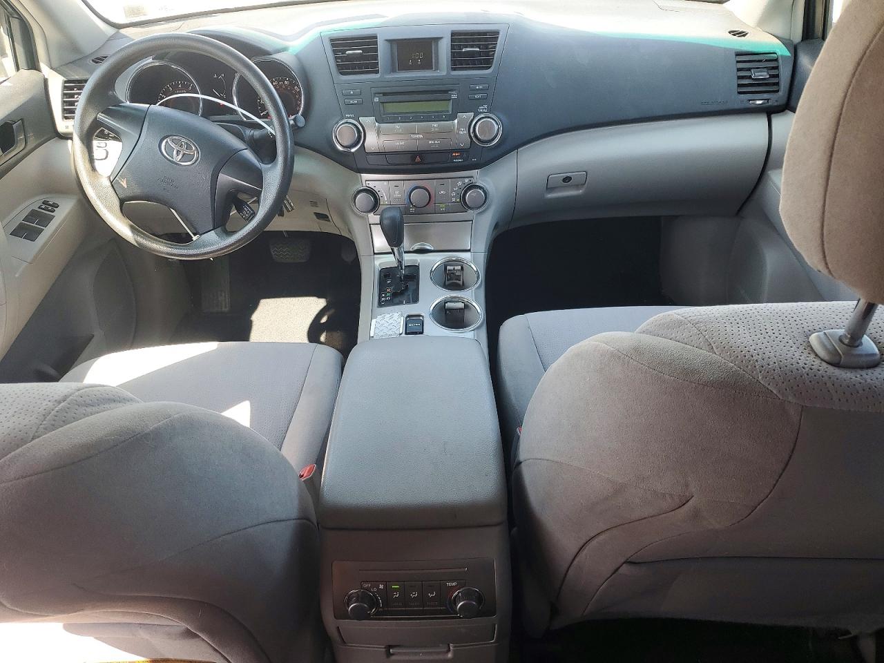 2011 Toyota Highlander Base Silver vin: 5TDBK3EH3BS058638