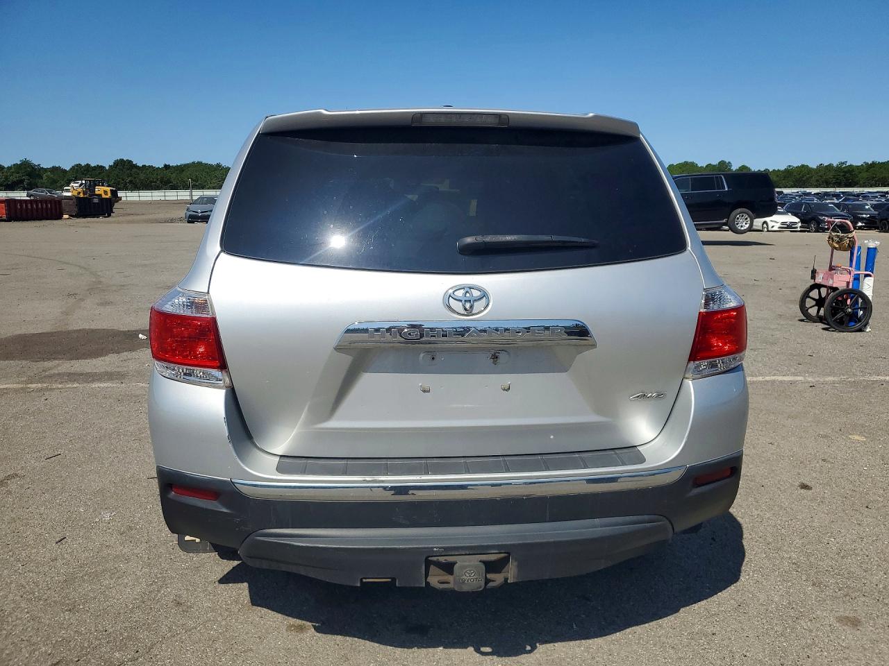 2011 Toyota Highlander Base Silver vin: 5TDBK3EH3BS058638