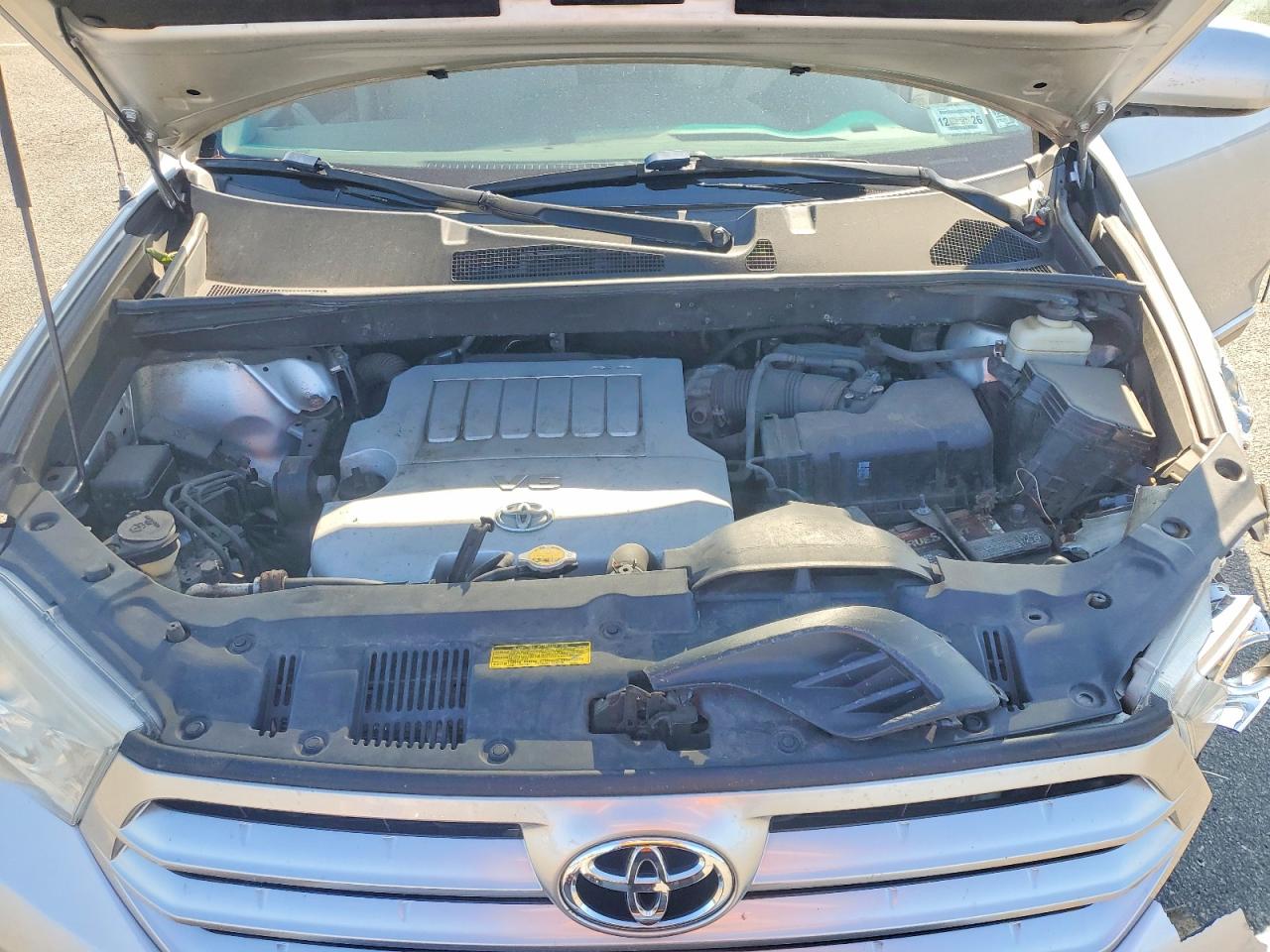 2011 Toyota Highlander Base Silver vin: 5TDBK3EH3BS058638