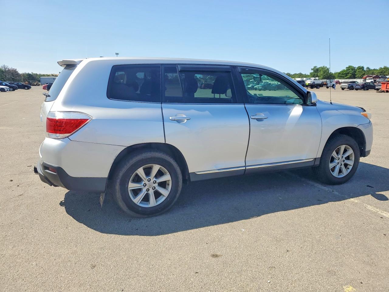 2011 Toyota Highlander Base Silver vin: 5TDBK3EH3BS058638