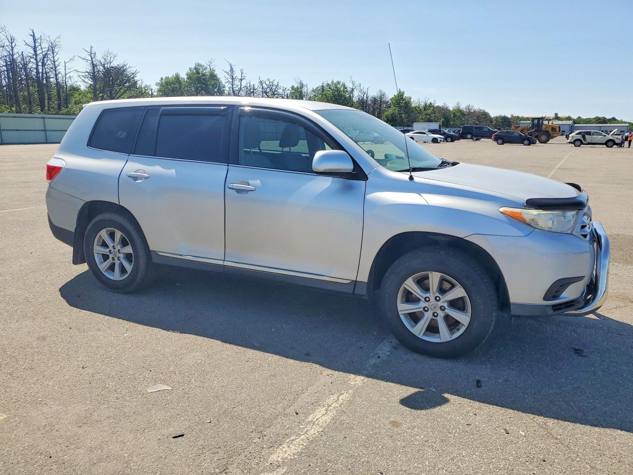 2011 Toyota Highlander Base Silver vin: 5TDBK3EH3BS058638