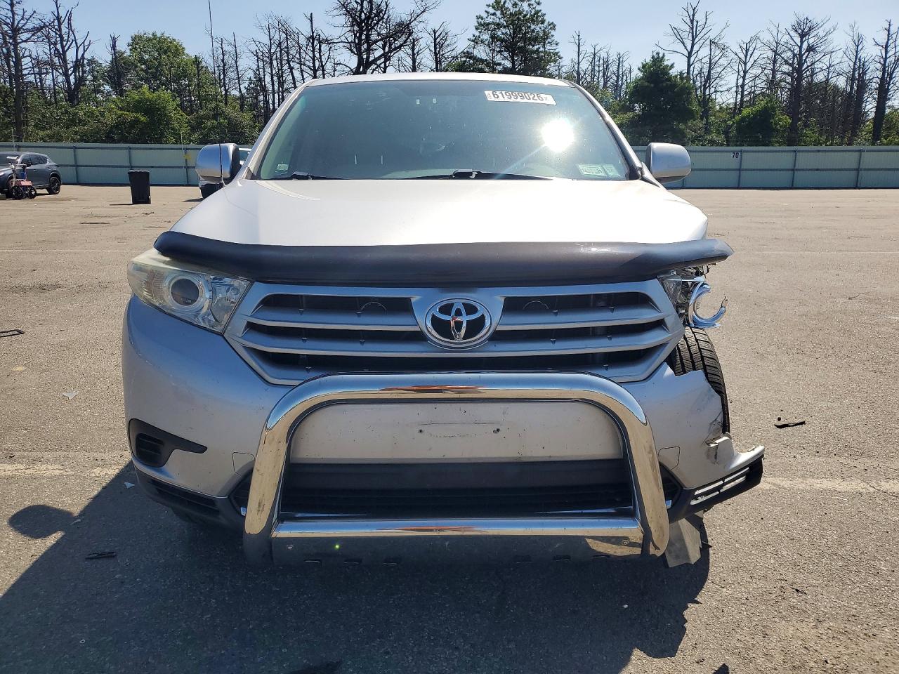 2011 Toyota Highlander Base Silver vin: 5TDBK3EH3BS058638