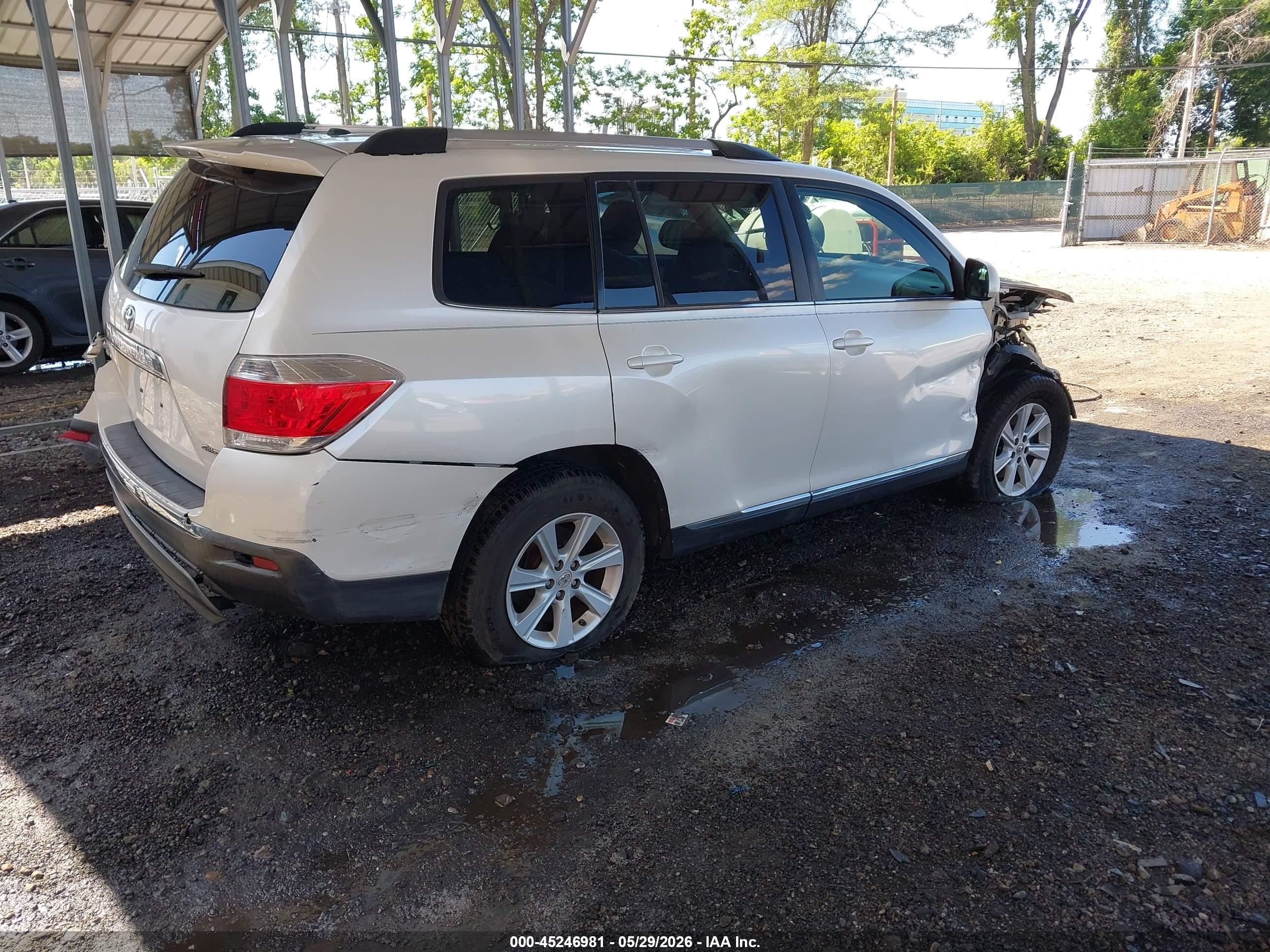 2011 Toyota Highlander Base V6 White vin: 5TDBK3EH3BS061572