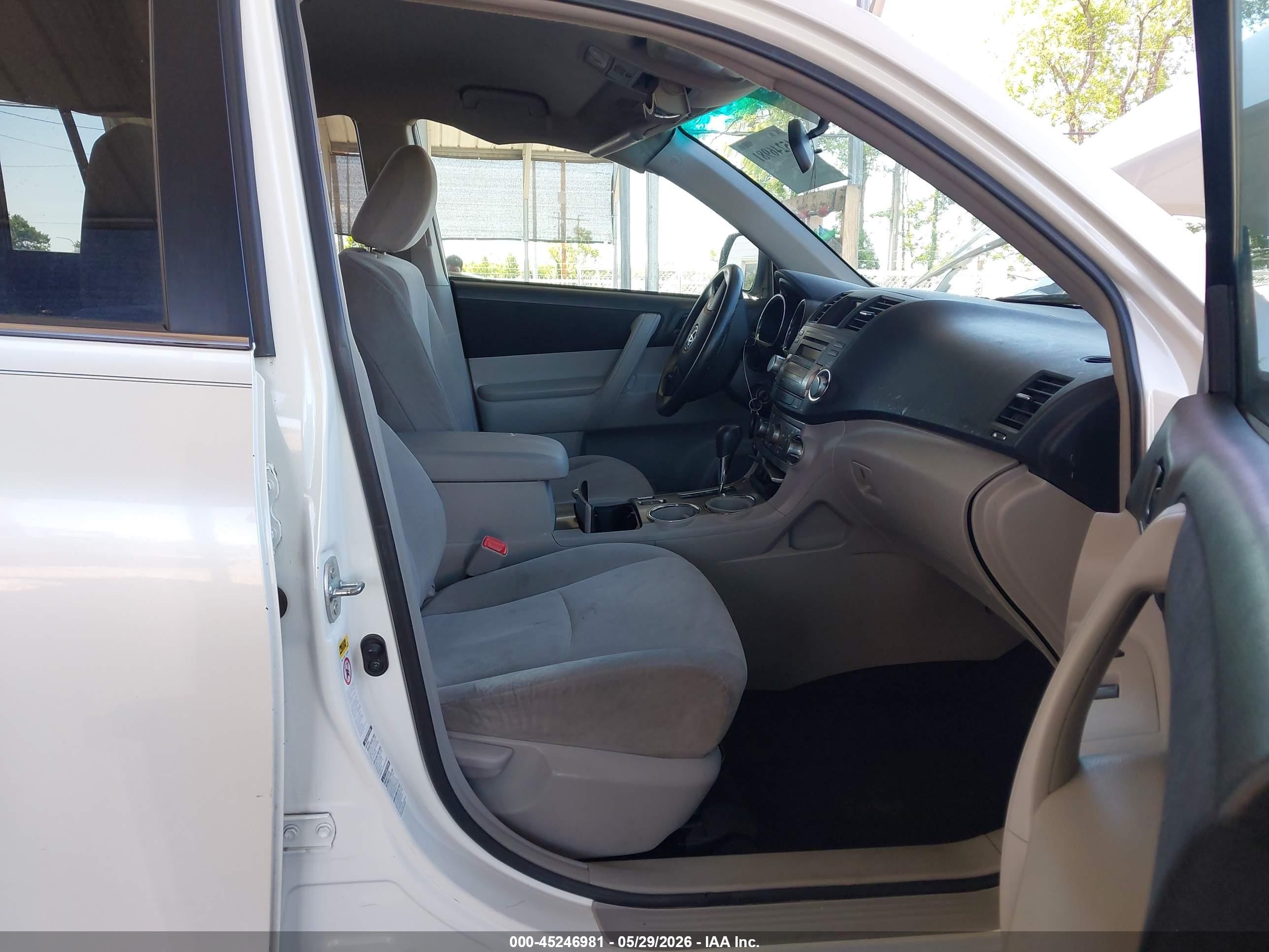 2011 Toyota Highlander Base V6 White vin: 5TDBK3EH3BS061572