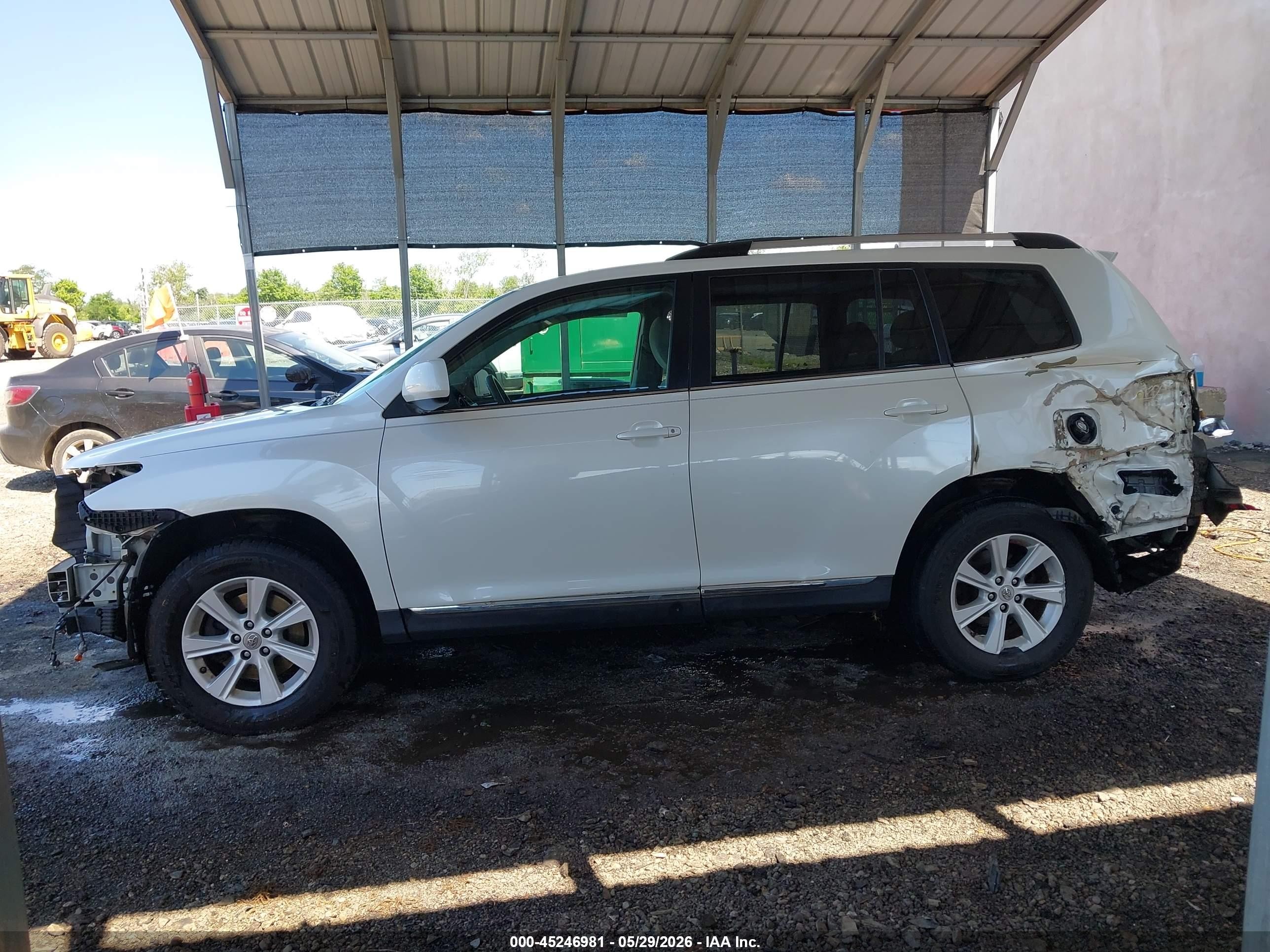 2011 Toyota Highlander Base V6 White vin: 5TDBK3EH3BS061572