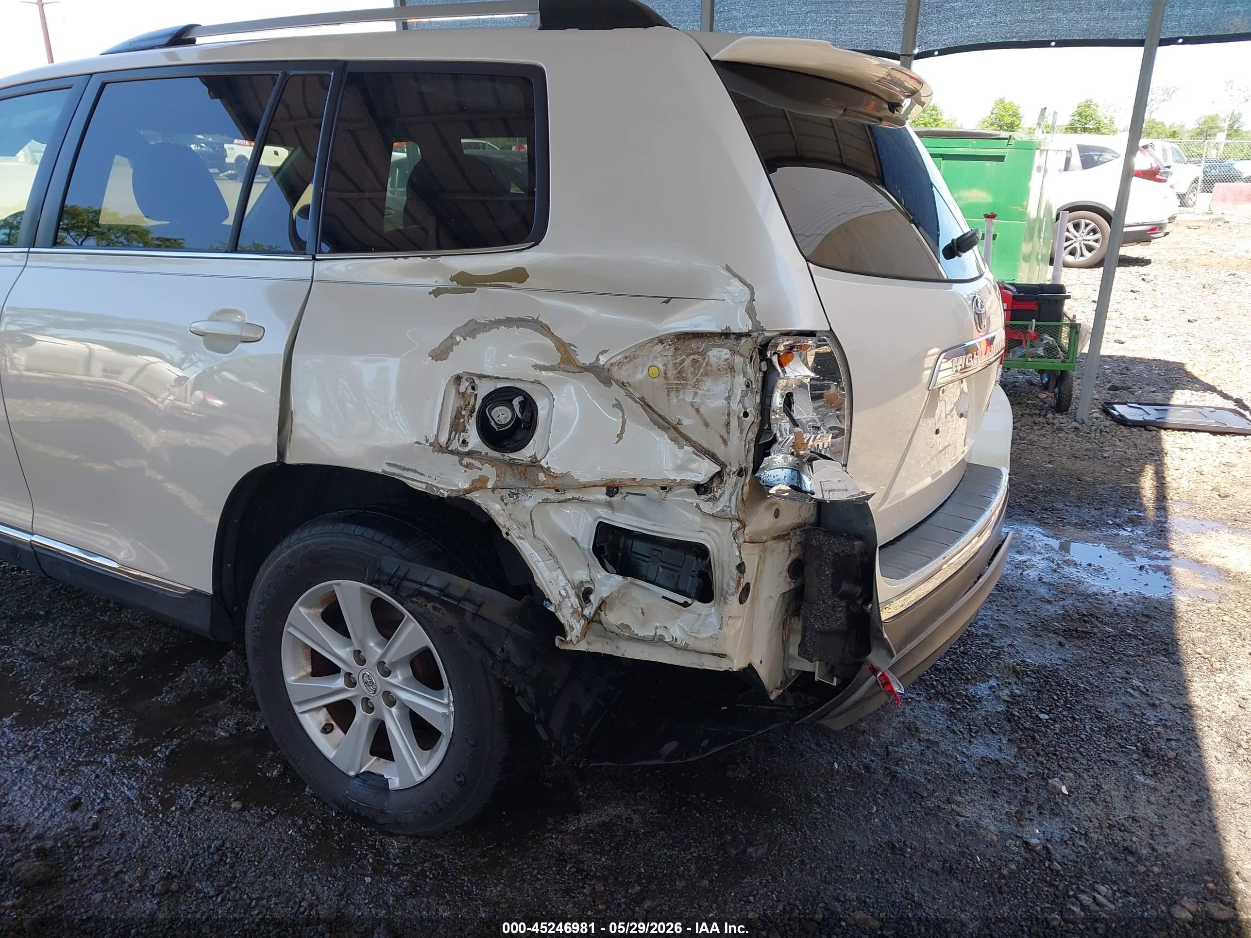 2011 Toyota Highlander Base V6 White vin: 5TDBK3EH3BS061572