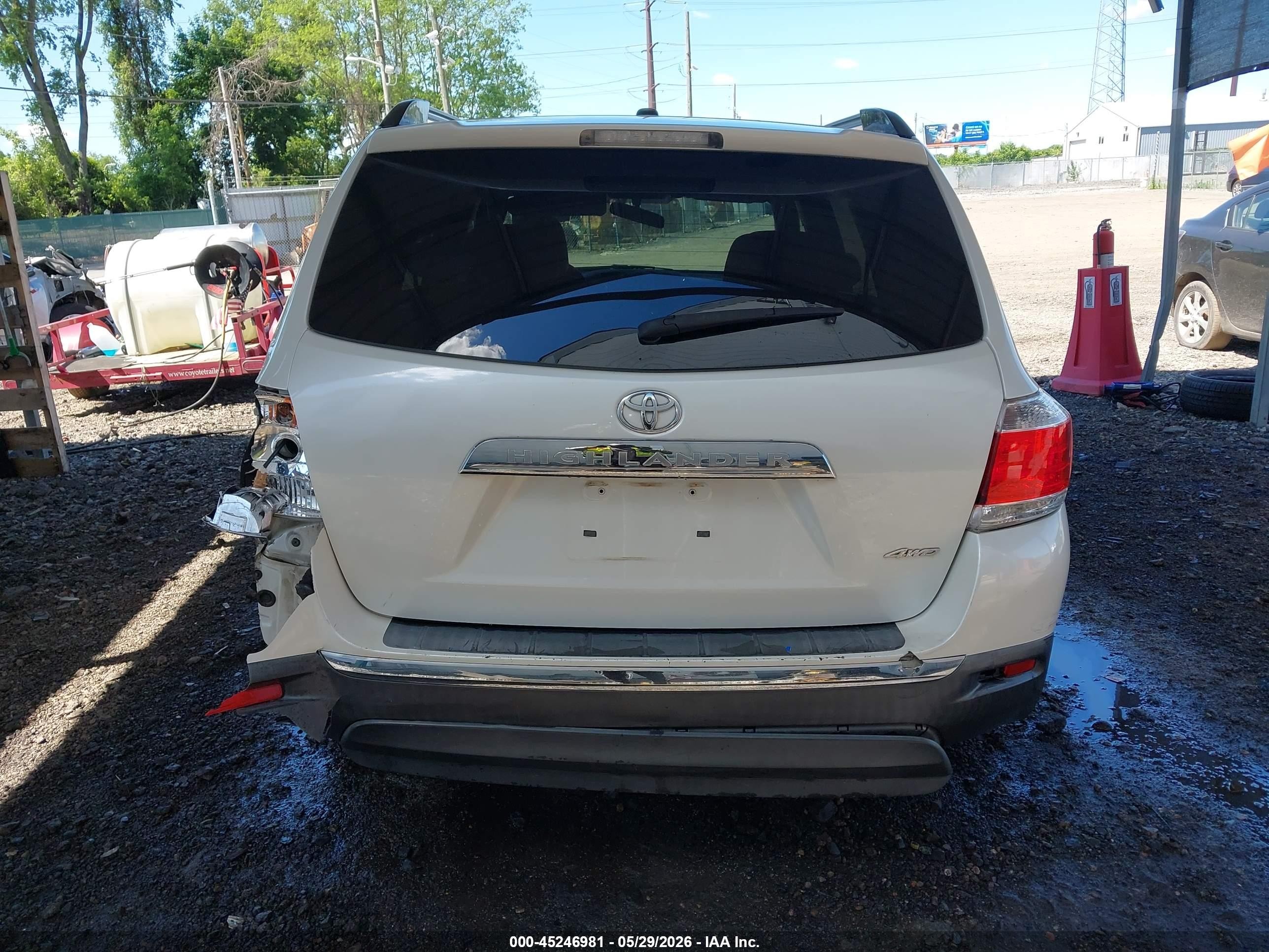 2011 Toyota Highlander Base V6 White vin: 5TDBK3EH3BS061572