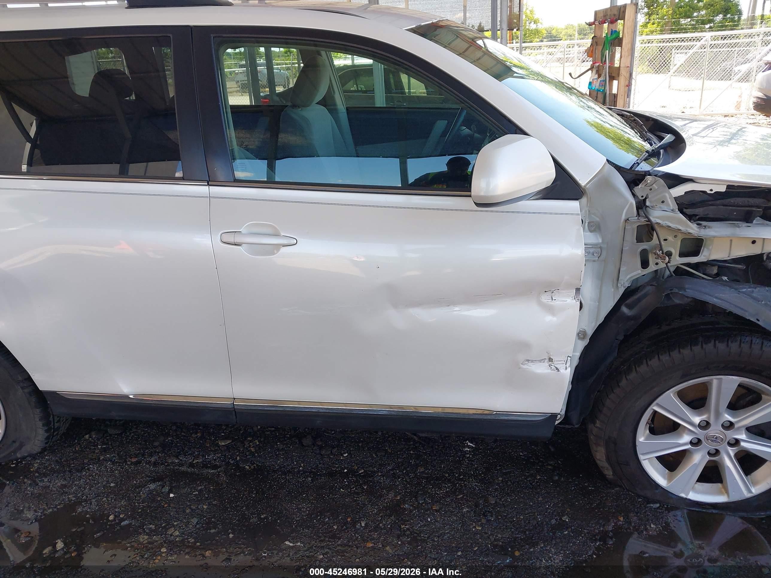 2011 Toyota Highlander Base V6 White vin: 5TDBK3EH3BS061572