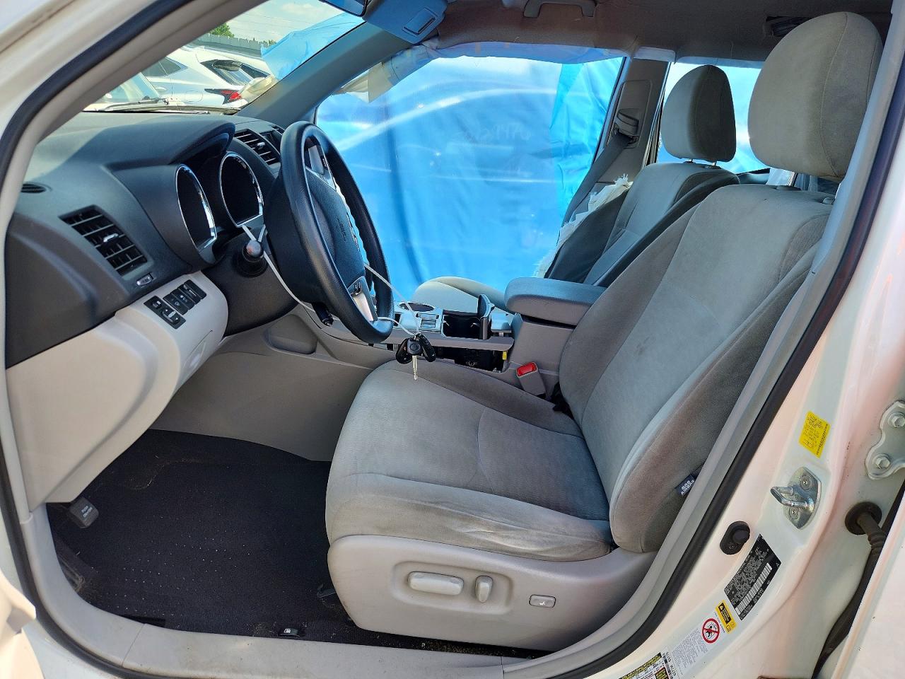 2011 Toyota Highlander Base White vin: 5TDBK3EH3BS072197