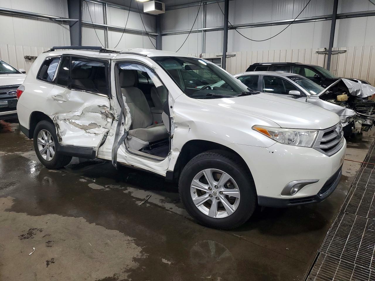 2011 Toyota Highlander Base White vin: 5TDBK3EH3BS072197