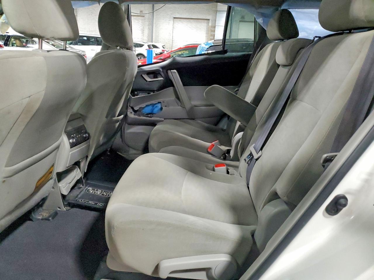 2011 Toyota Highlander Base White vin: 5TDBK3EH3BS072197