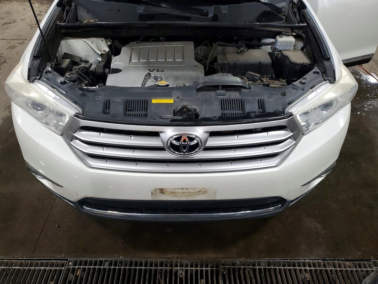 2011 Toyota Highlander Base White vin: 5TDBK3EH3BS072197
