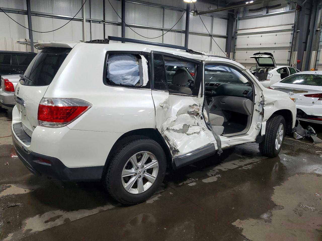 2011 Toyota Highlander Base White vin: 5TDBK3EH3BS072197
