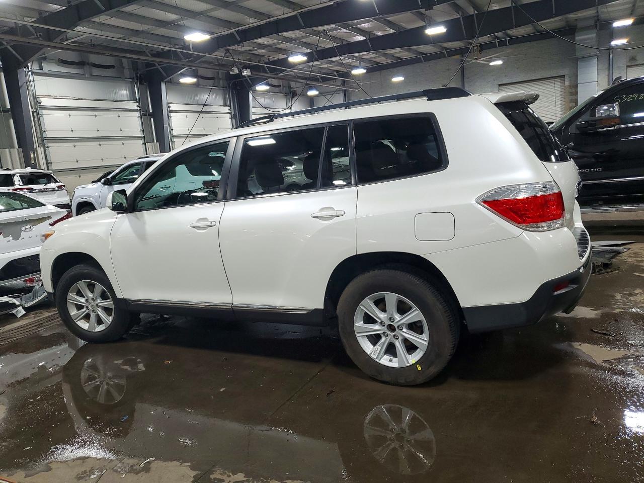 2011 Toyota Highlander Base White vin: 5TDBK3EH3BS072197