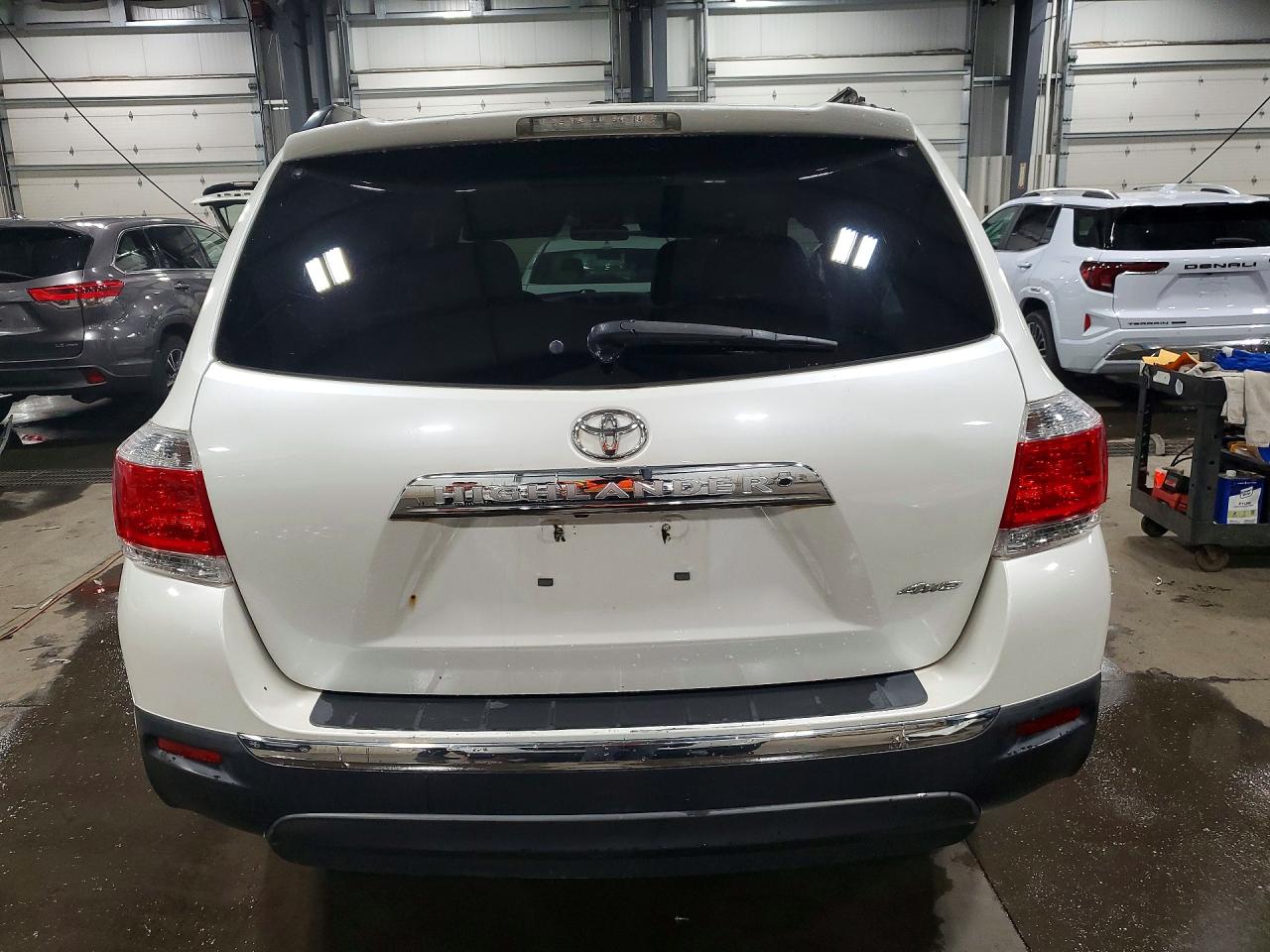 2011 Toyota Highlander Base White vin: 5TDBK3EH3BS072197