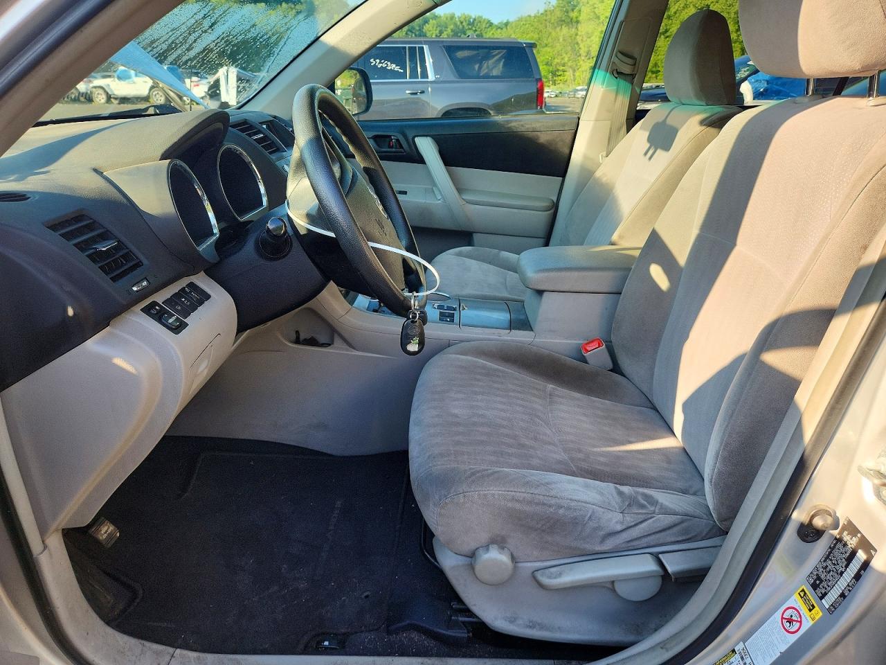 2011 Toyota Highlander Base Silver vin: 5TDBK3EH3BS090263