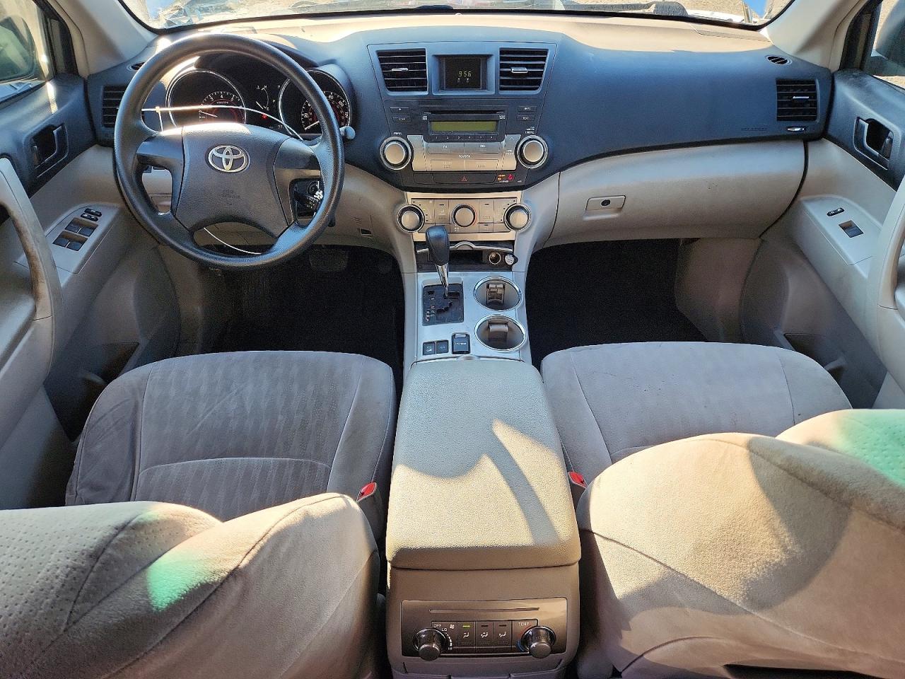 2011 Toyota Highlander Base Silver vin: 5TDBK3EH3BS090263