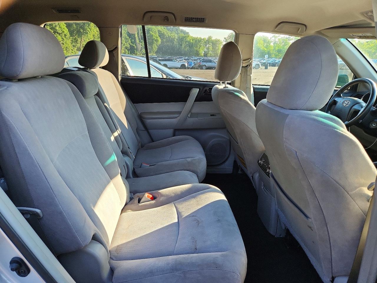 2011 Toyota Highlander Base Silver vin: 5TDBK3EH3BS090263